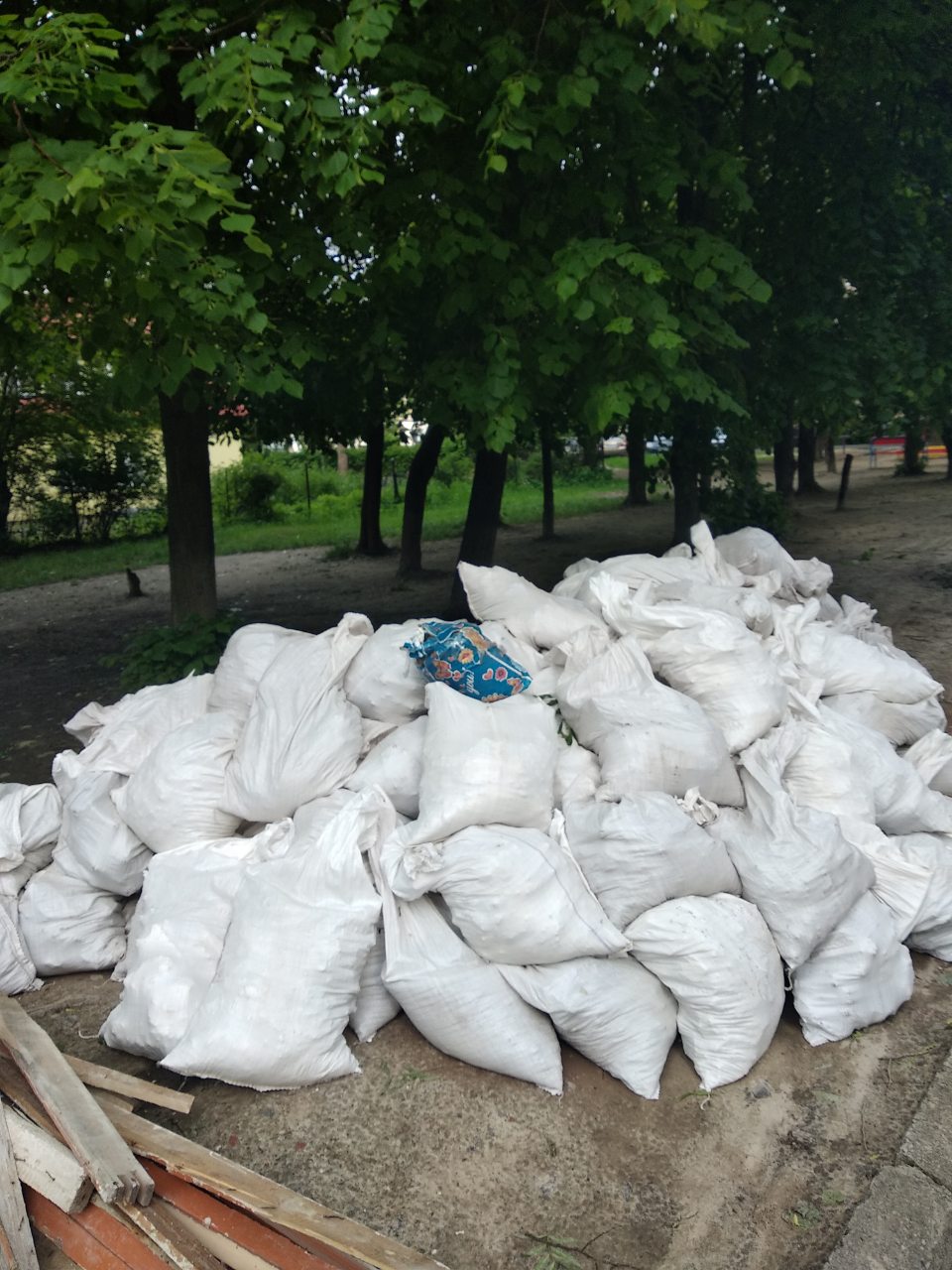 Фото Очищення приміщень під продаж(під ключ)
- завантаження та вивіз буд.сміття
- демонтаж меблів.
-демонтаж стін та перегоро 1