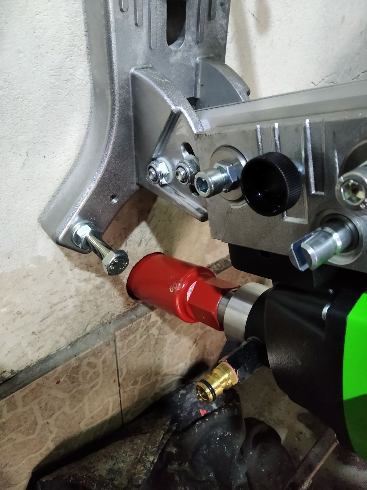 Фото Бурение отверстий в:
-Кирпиче
-Железобетоне
-Камне

время работы - около 45 мин.