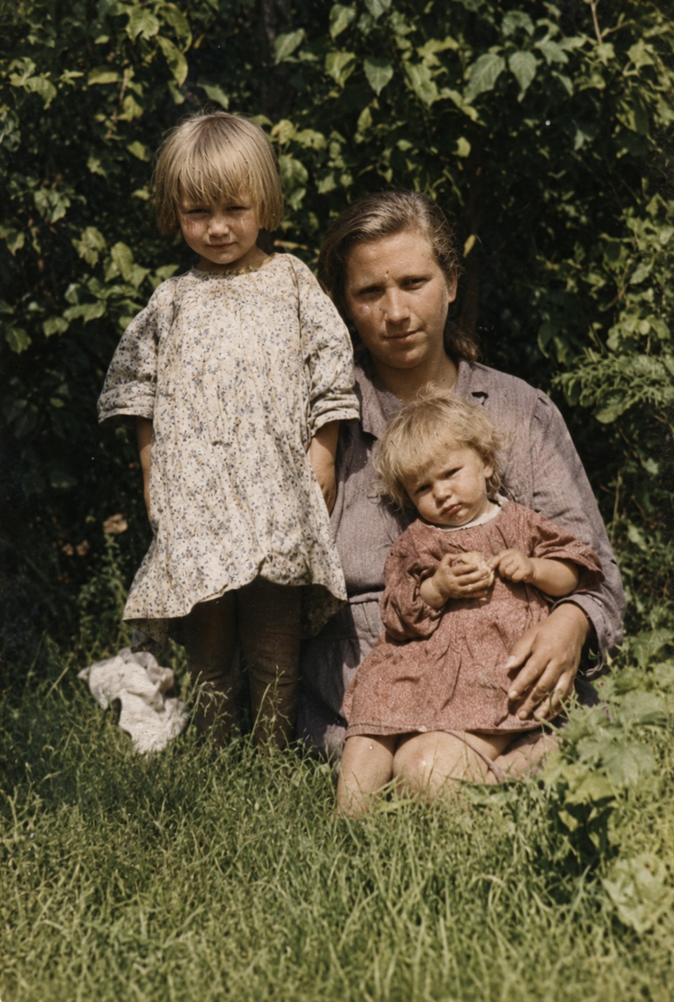 Фото Відновлення старої фотографії за допомогою AI. Покращено якість і деталізацію, відновлено пошкодження та додано природний колір.