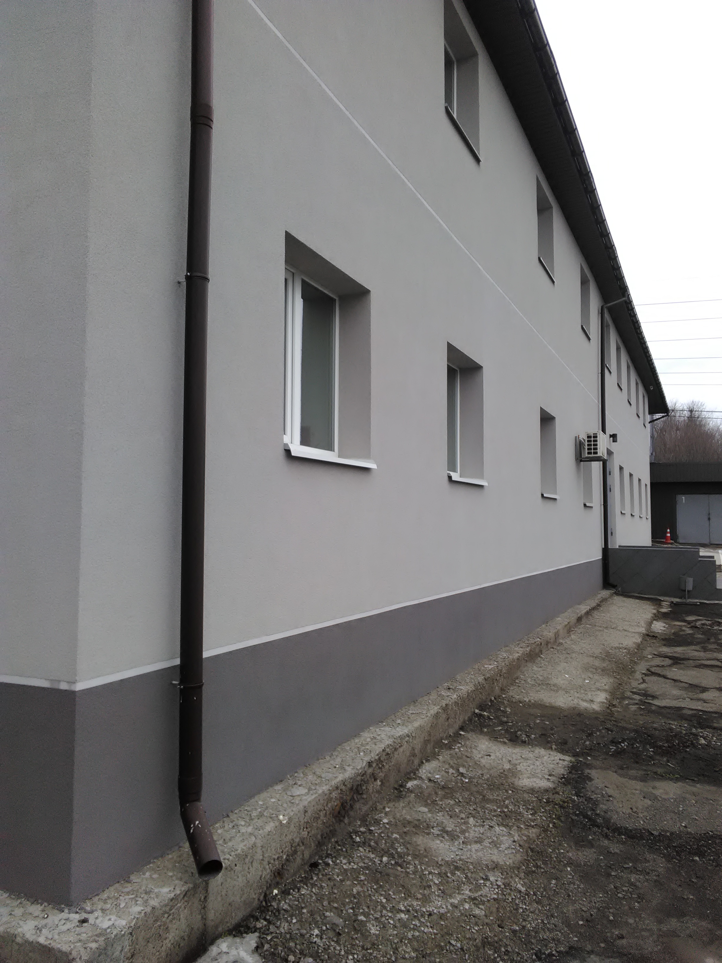 Фото Монтаж пенопласта, армировка сеткой, нанесение декоративной штукатурки "барашек".