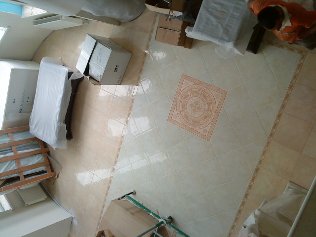 Фото Демонтаж старой плитки, устройство новой стяжки,укладка плитки, коллекция Армани.