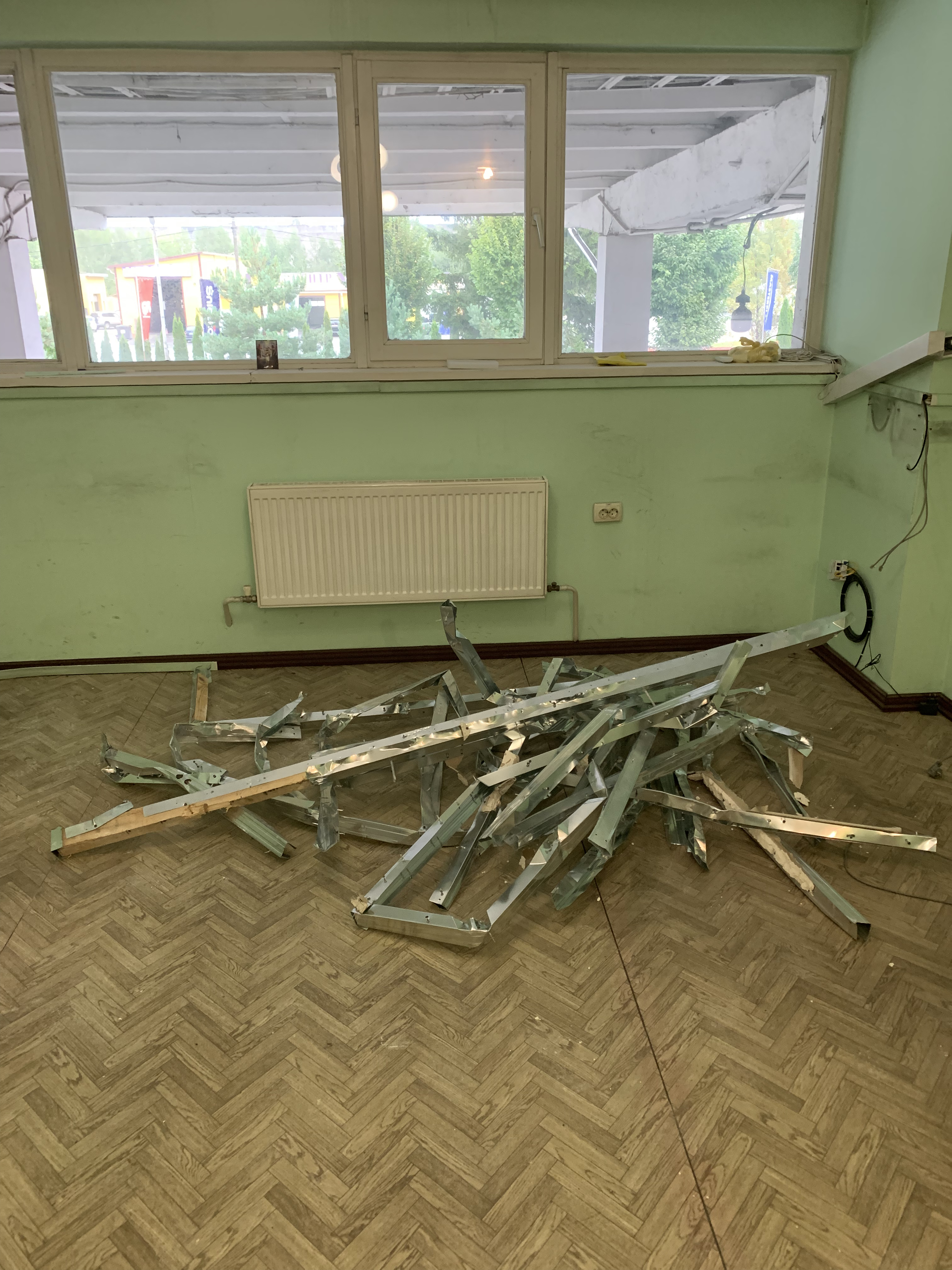 Фото фото з об'єкту де проводиться демонтаж каси в приміщенні,надаю послуги демонтажних робіть