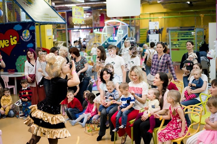 Фото Шоу мыльных пузырей всегда радует деток и даже родителей)