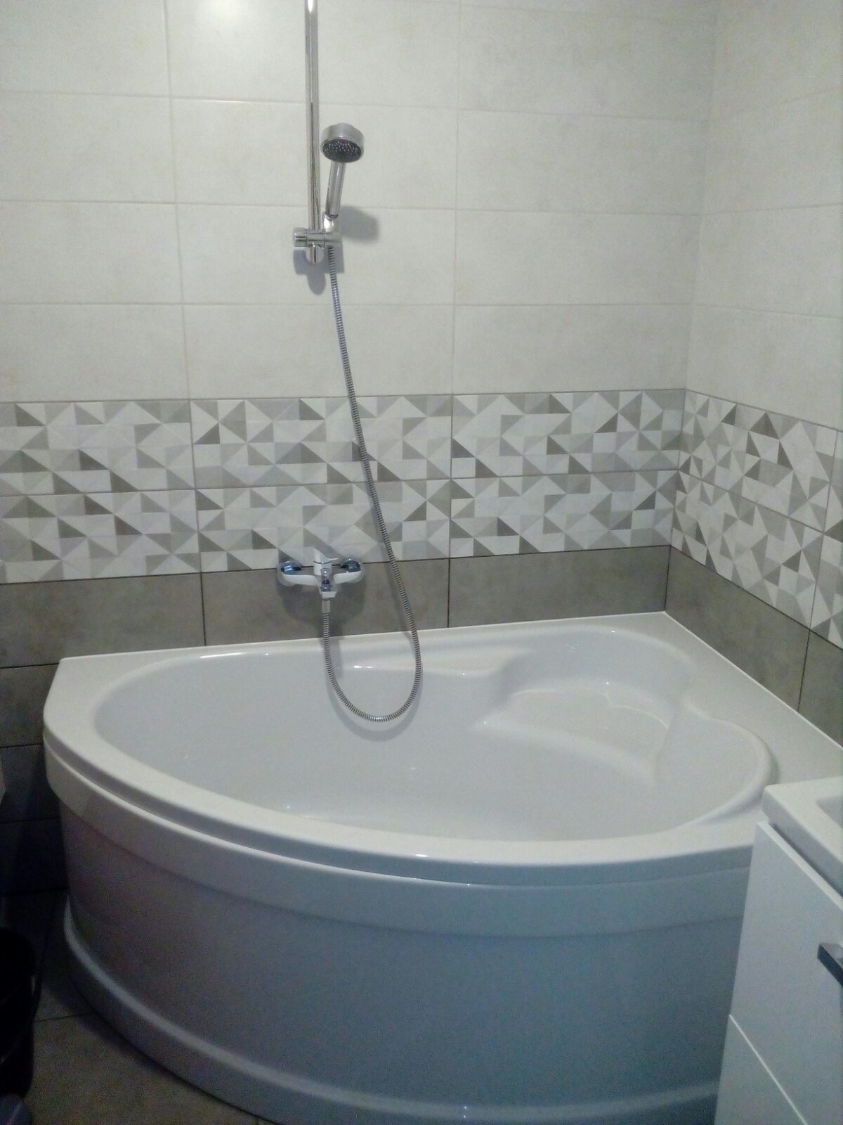 Фото Монтаж ванни кутової та змішувача води.
Кладка облицювальної плитки.
