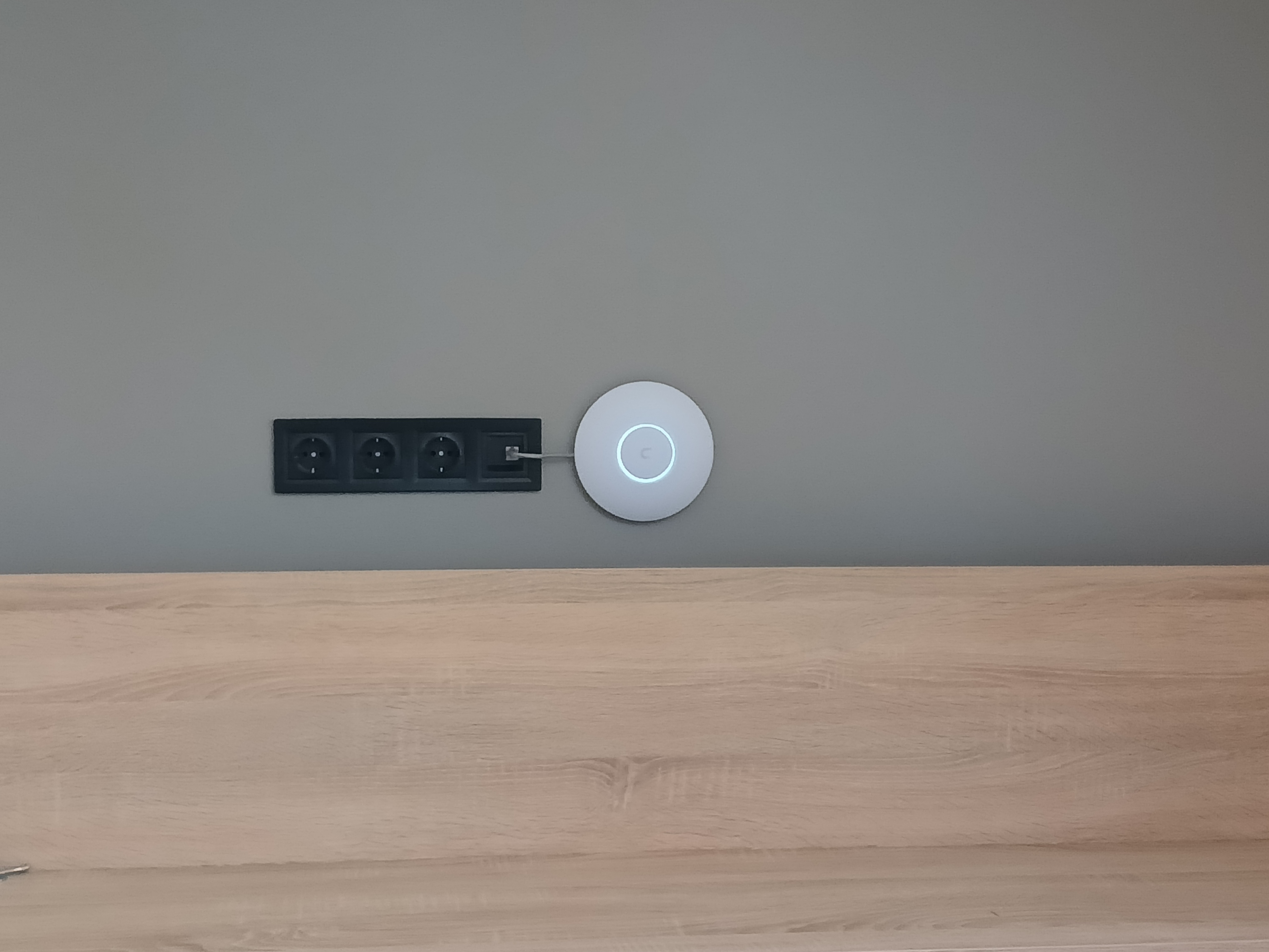 Фото Монтаж і налаштування  Wi-Fi точок доступу Unifi в офісному приміщенні 