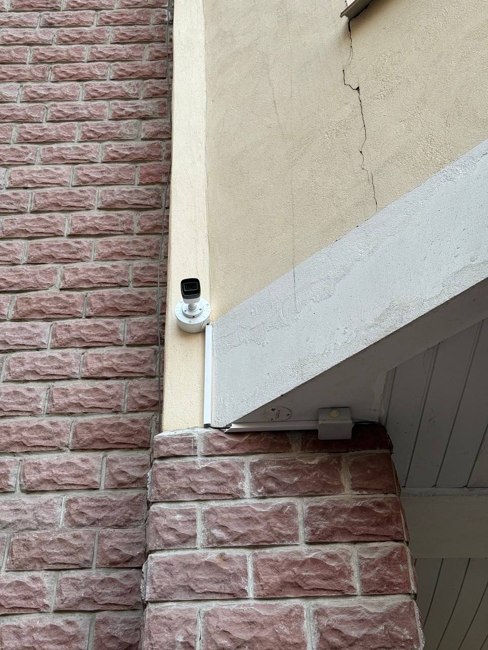 Фото В багатоповерховому будинку для консьержу приводилось технічне обслуговування існуючи система відеоспостереження. Було встановлено додаткову камеру відеоспостереження, монтажну коробку, кабель канав щоб приховати дріт витая пара, який відповідає за живлення камери і сигнал для інтернету.