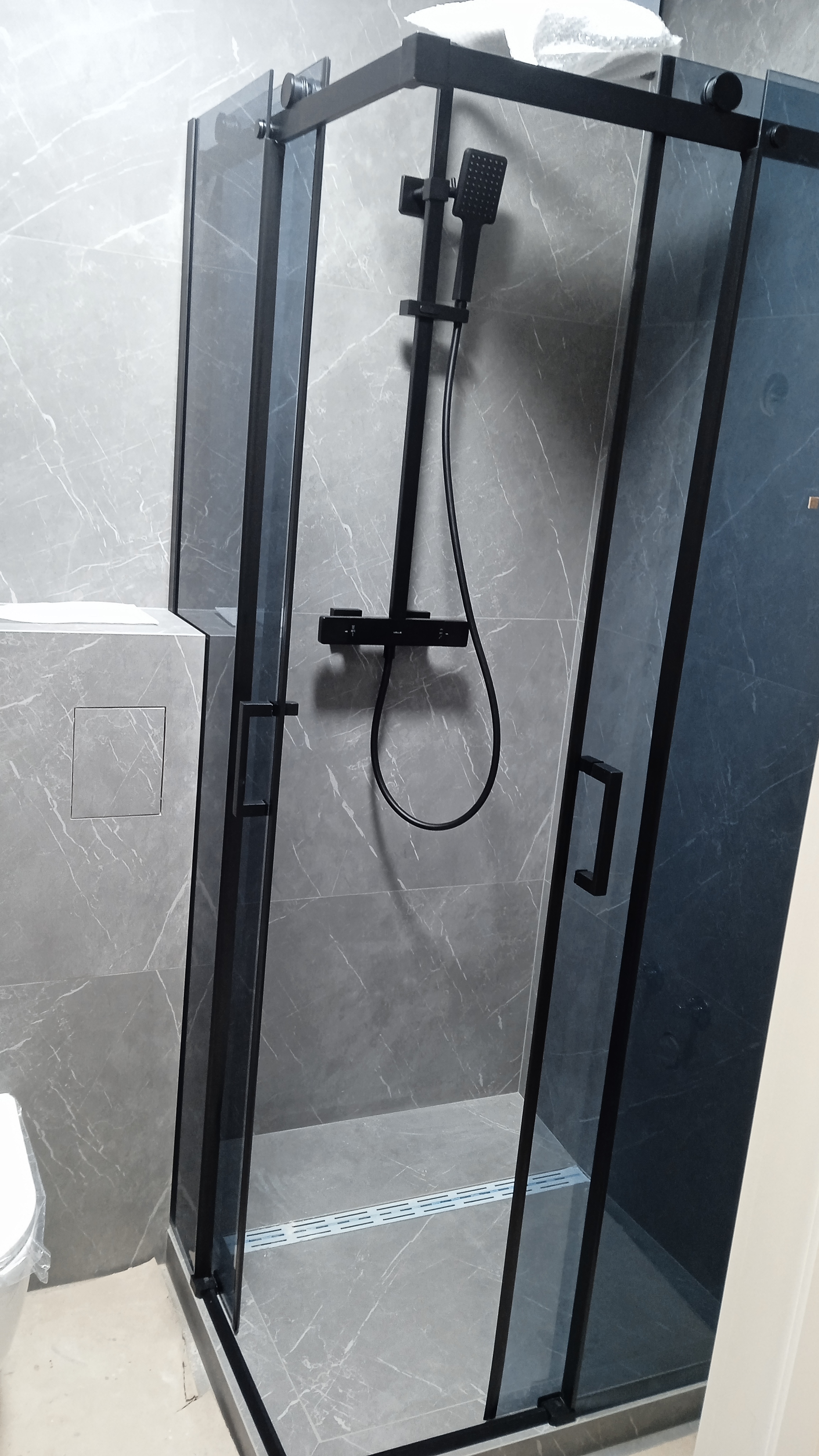 Фото встановлення душової кабінки 90*90 та трапічного змішувача