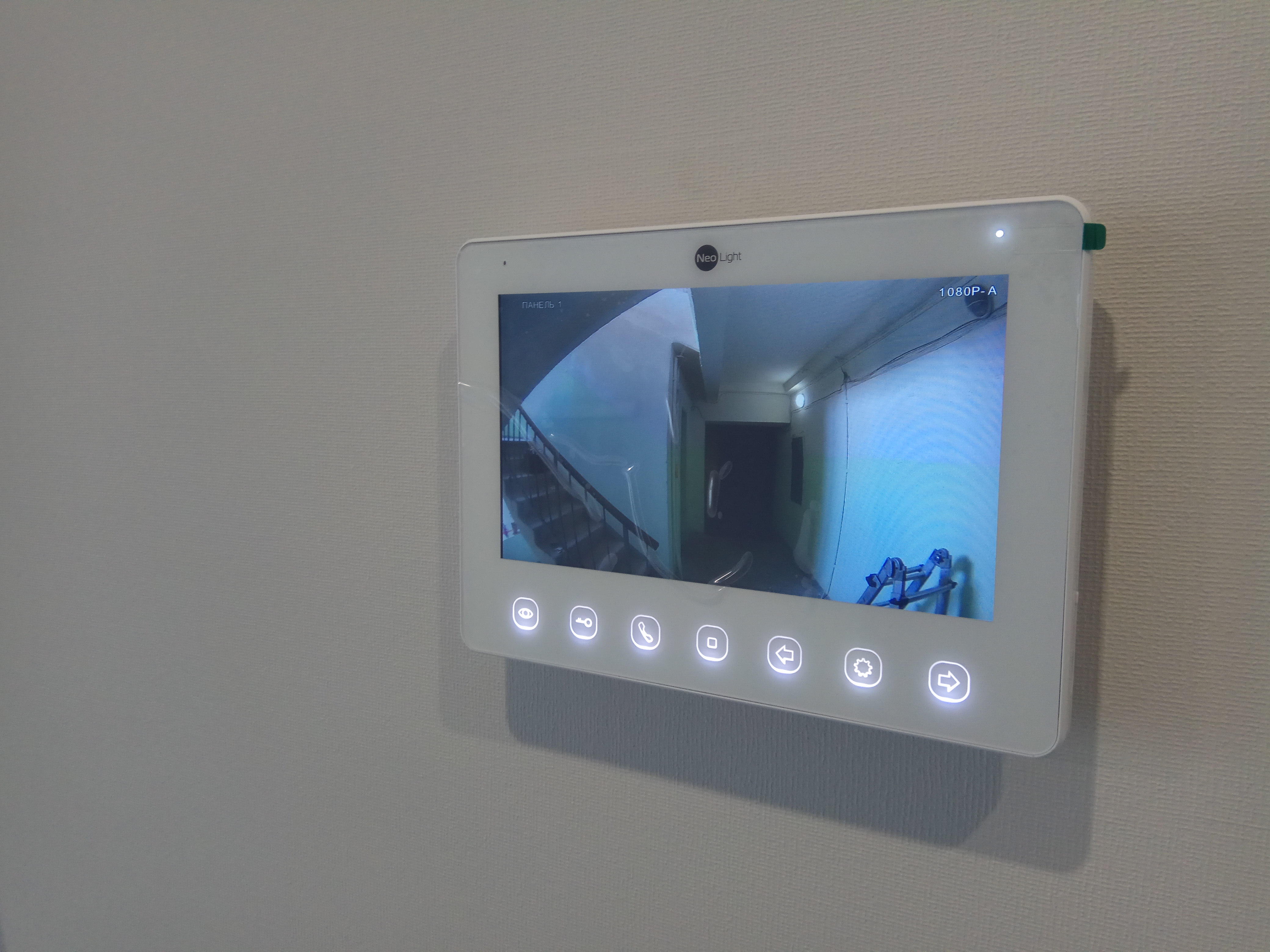 Фото Wi-Fi видеодомофон с переадресацией вызова + дополнительная камера. Установка в квартире