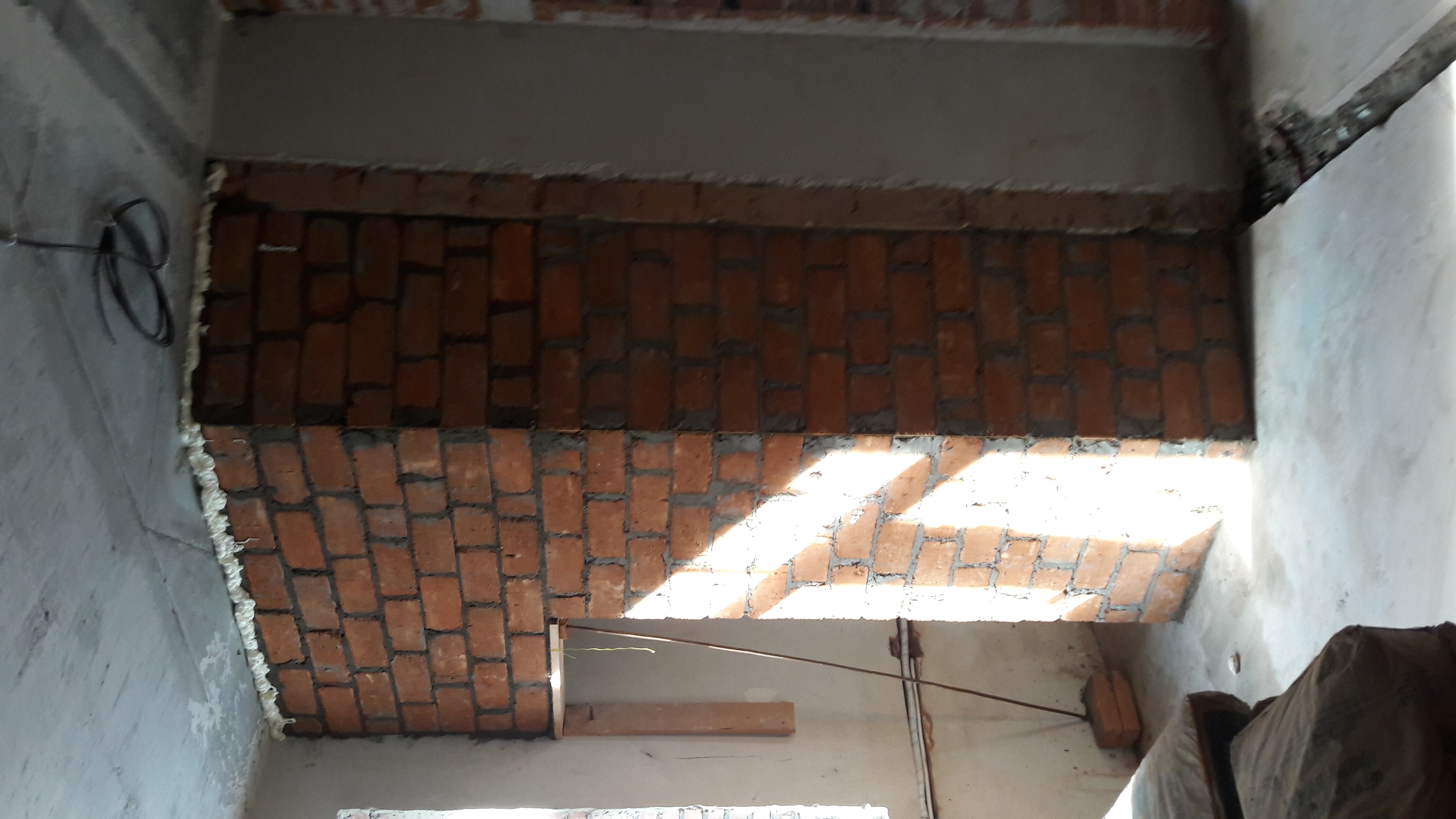 Фото Кладка кладовки  из кирпича на ребро, с углом между стенами 135° 
Очень сложно и дорого :)