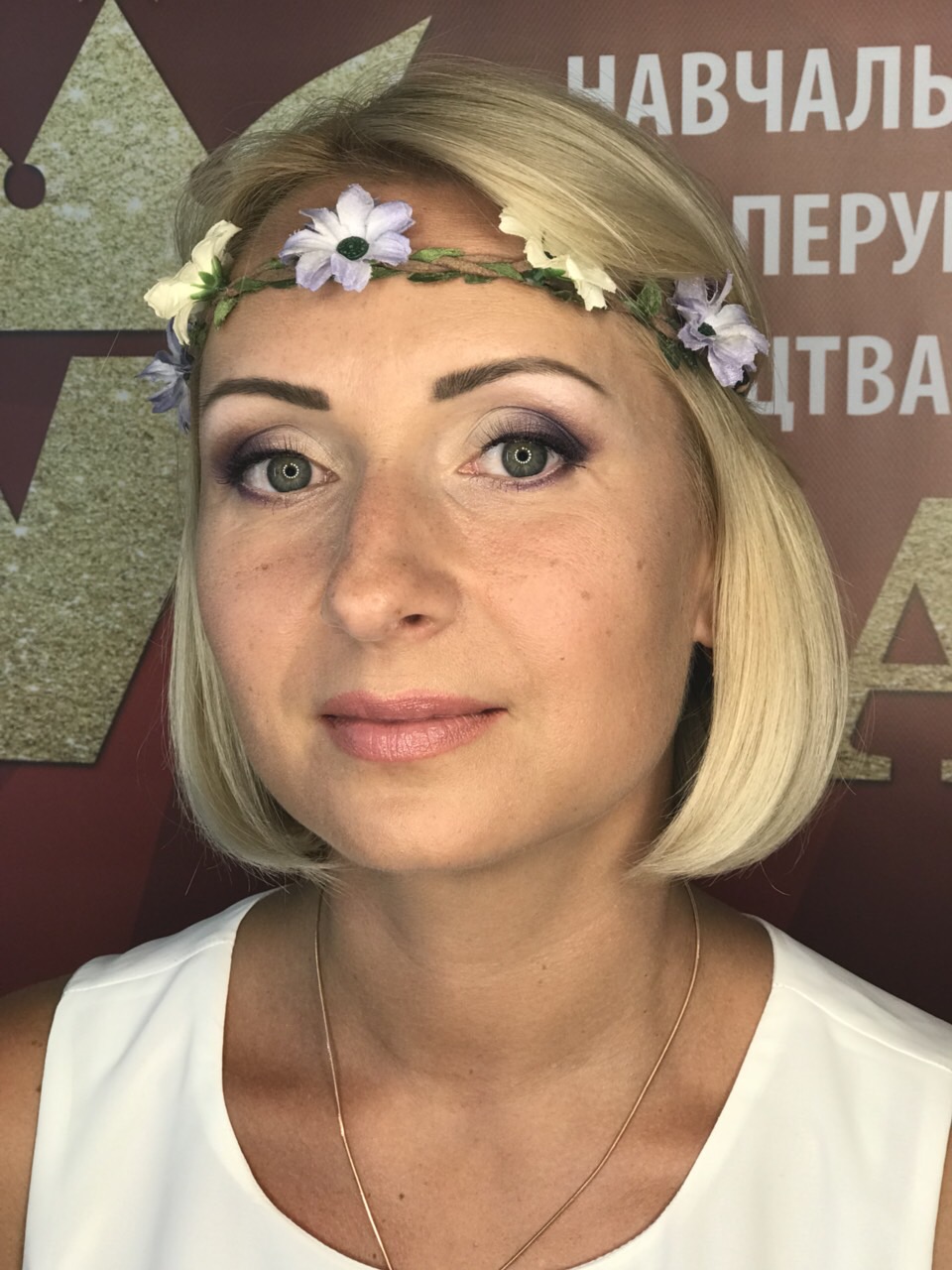 Фото Занимаюсь макияжем  2