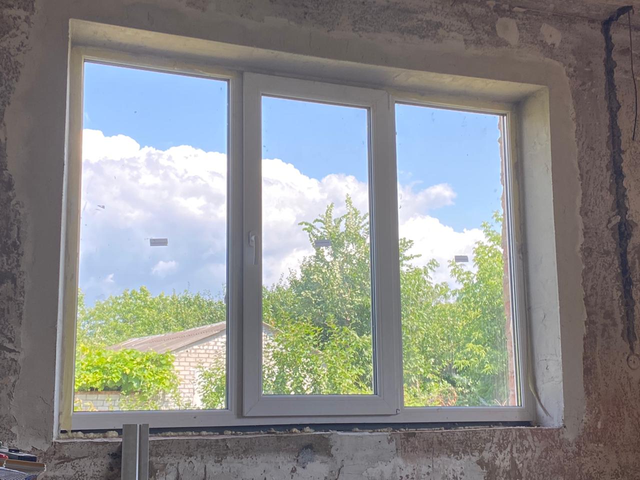 Фото штукатурка відкосів вікон гіпсовою штукатуркою з використанням при віконного профілю 