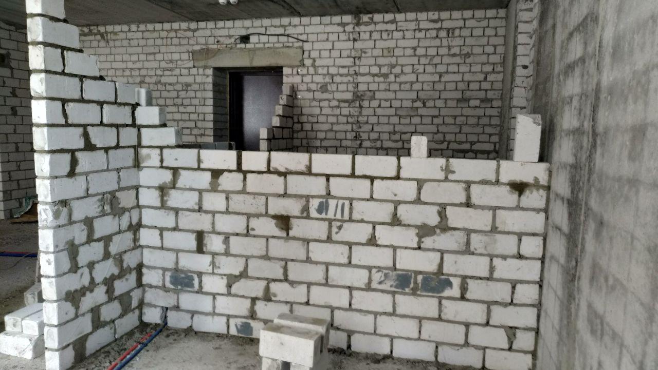 Фото Кладка полуторного белого б/у кирпича, армирование кладки.