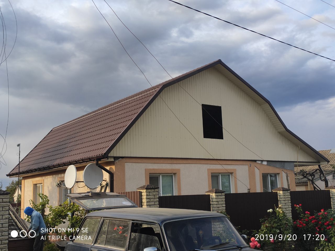 Фото Монтаж каркасу покрівлі
Гідроізоляція
Утерлювач
Металочерепиця
Водосток
+ монтаж вікна і дверей
2неділі