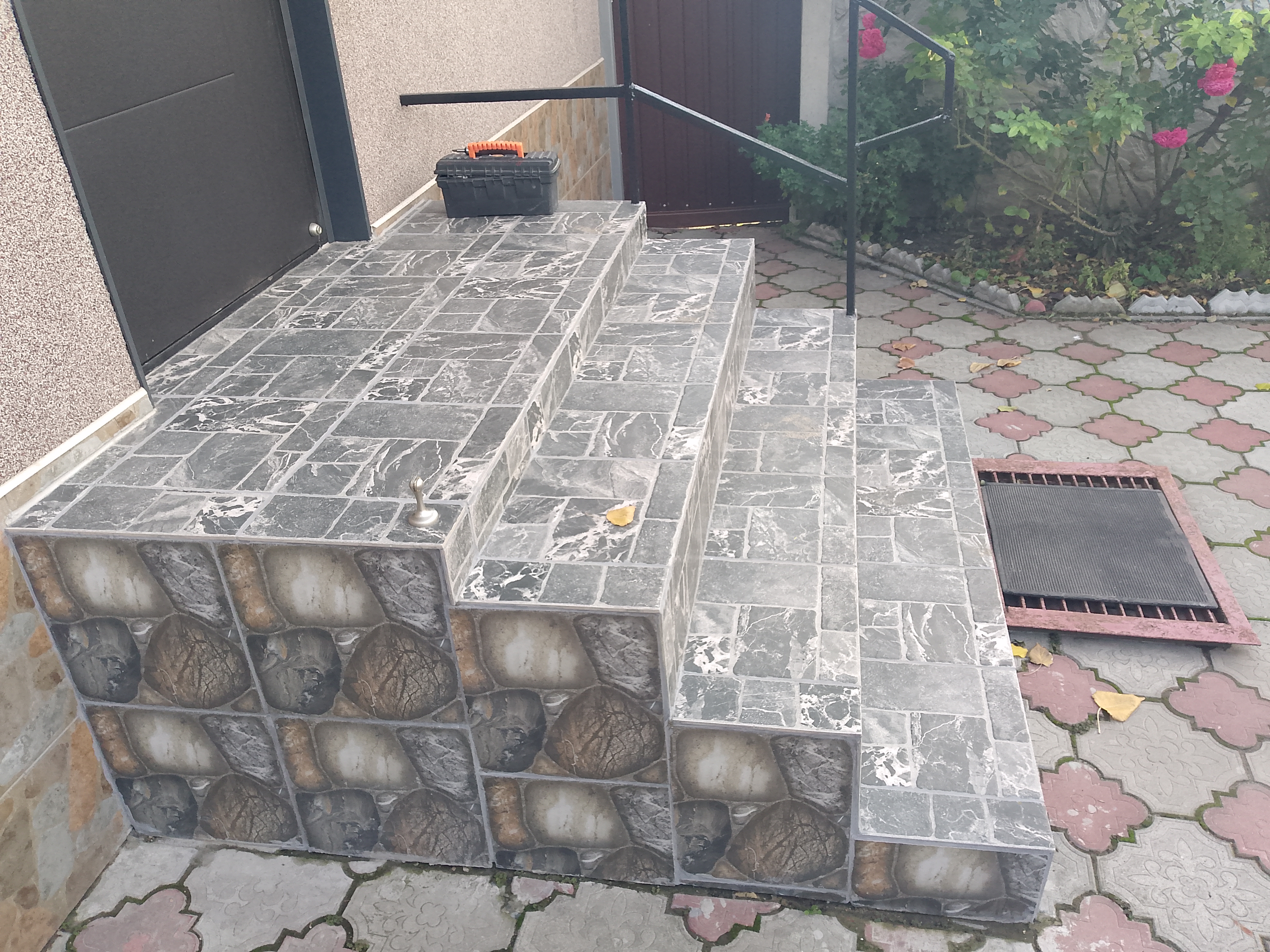 Фото оздоблення сходів керамо-гранітом