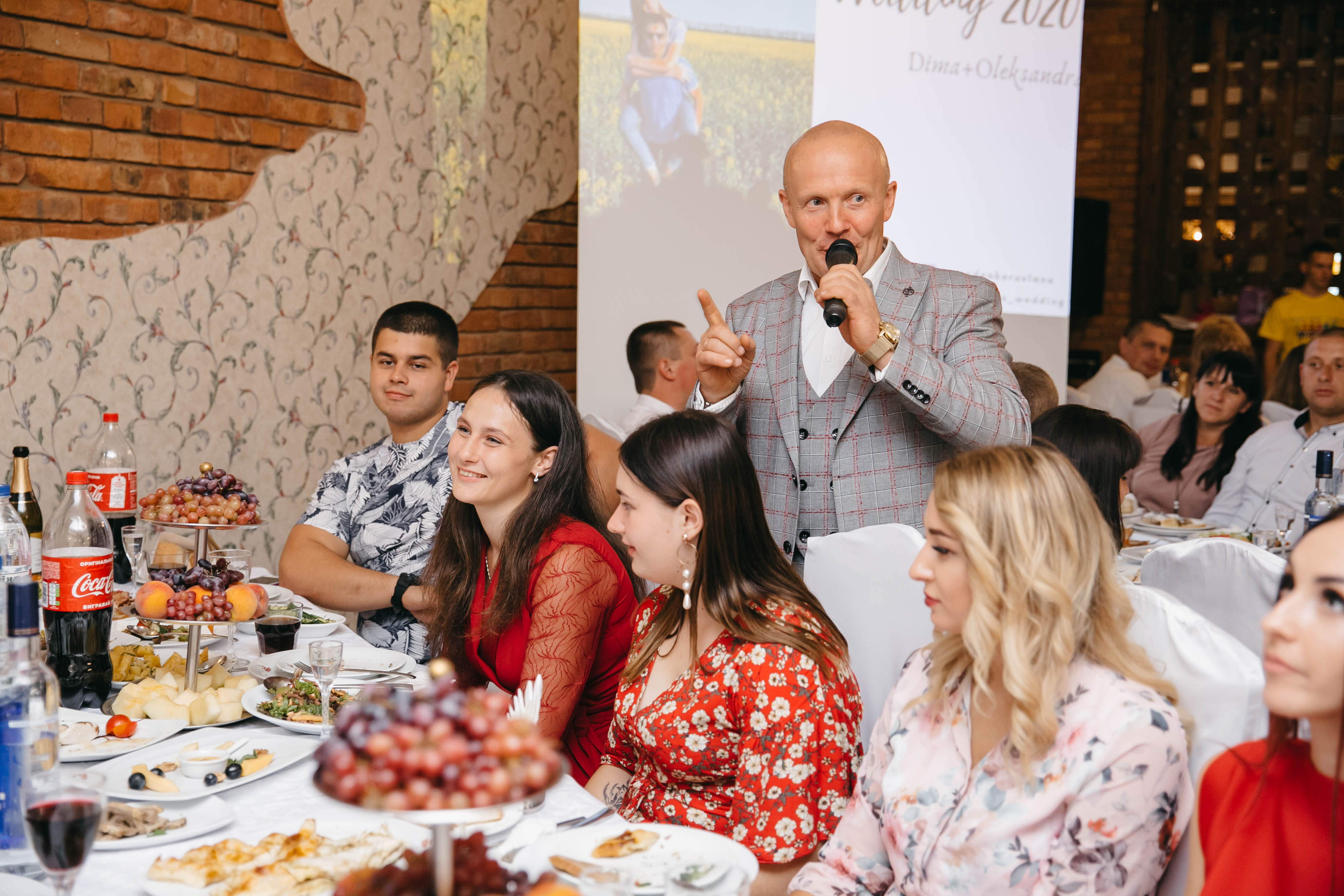 Фото Ведучі яскравих подій дует Magdenko Family Studio. Ми з любов'ю проведемо приватне , муніципальне, корпоративне свято із шоу програмою стендап шоу та comedy, шоу Піщані картини  та Лавсторі у  Світлових картинах, Золотий портрет.  