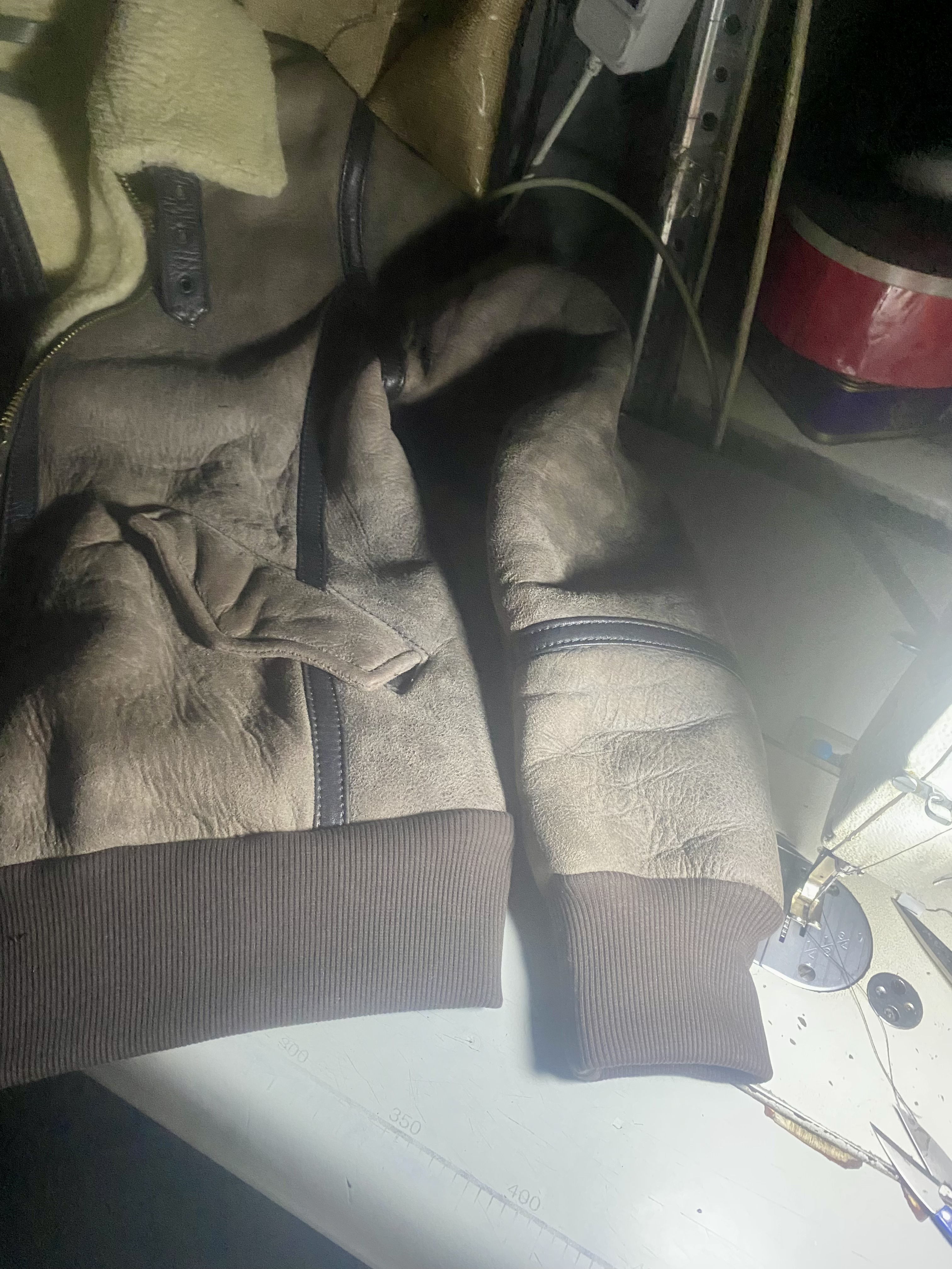 Фото Модернізація натуральної дублянки, вставка кашкорсе на рукавах та поясі