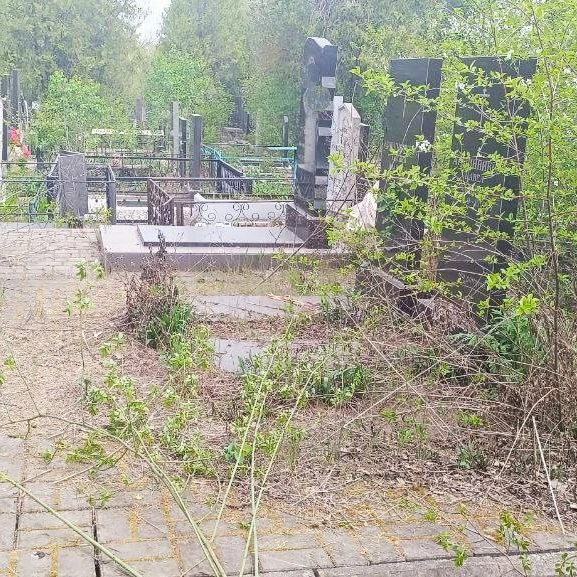 Фото Прибирання могил Харків — професійний догляд за місцем пам’яті 3