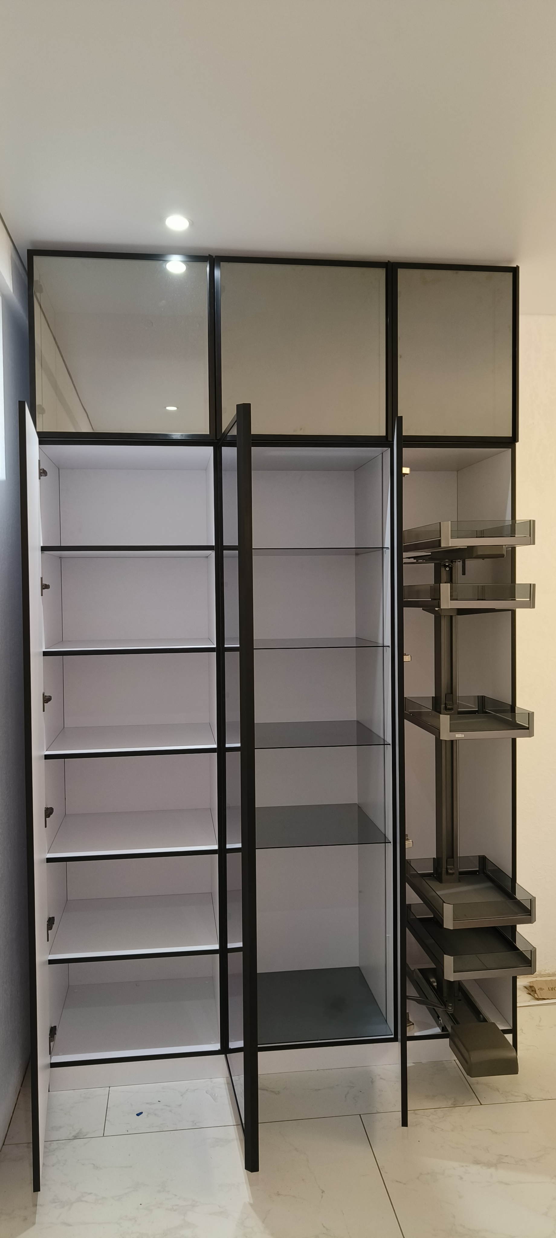 Фото Така файна кухона шафка з підсвіткою та дуже зручним карго була зібрана у одного з замовників