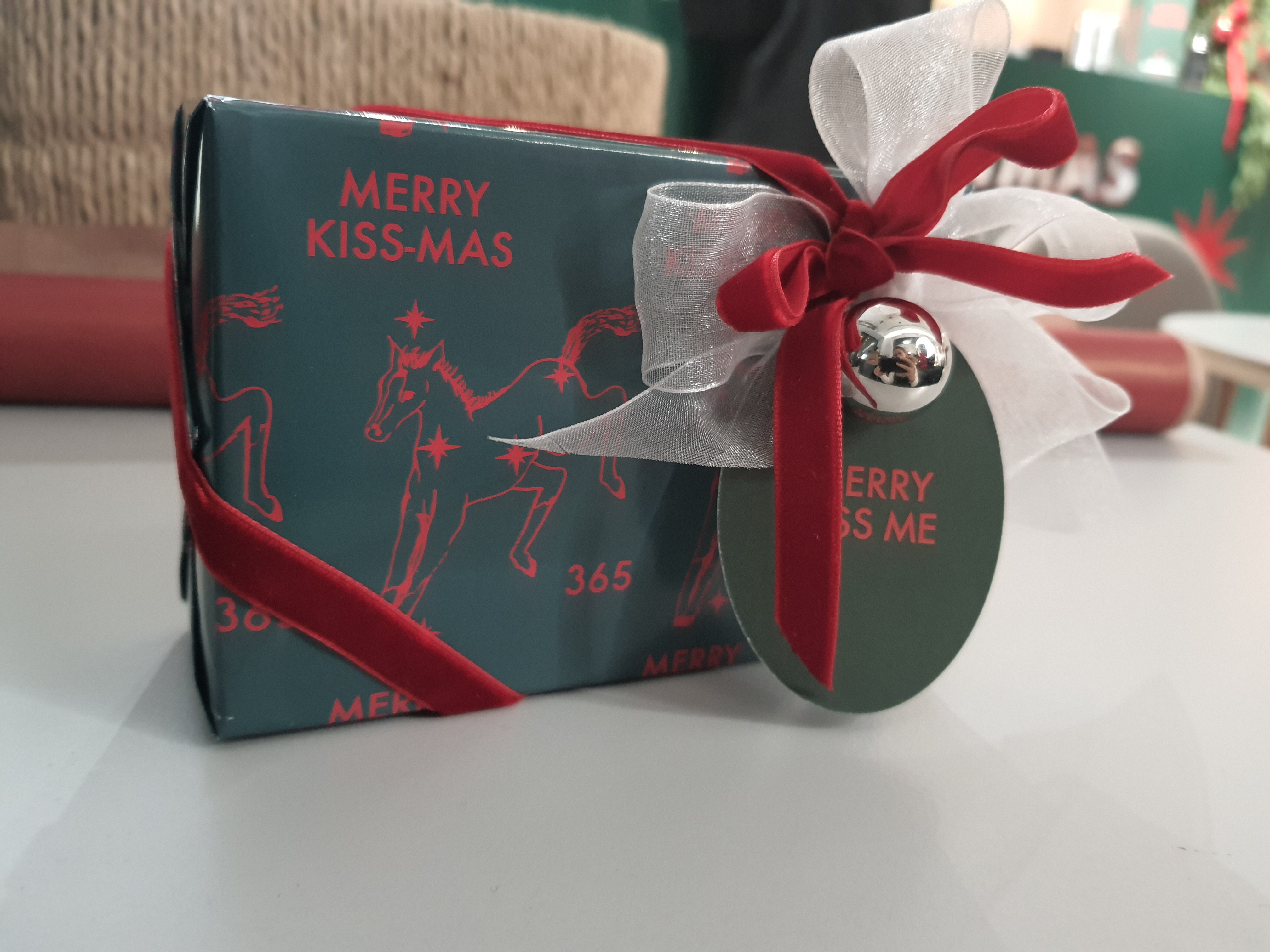 Фото Пакування в брендований папір