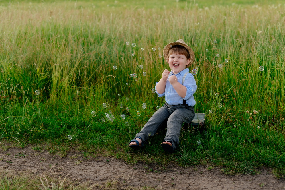 Фото Дитяча вулична фотосесія в одну годину. Заздалегідь обрали локацію за містом. Фотосесія була в вечірній час.