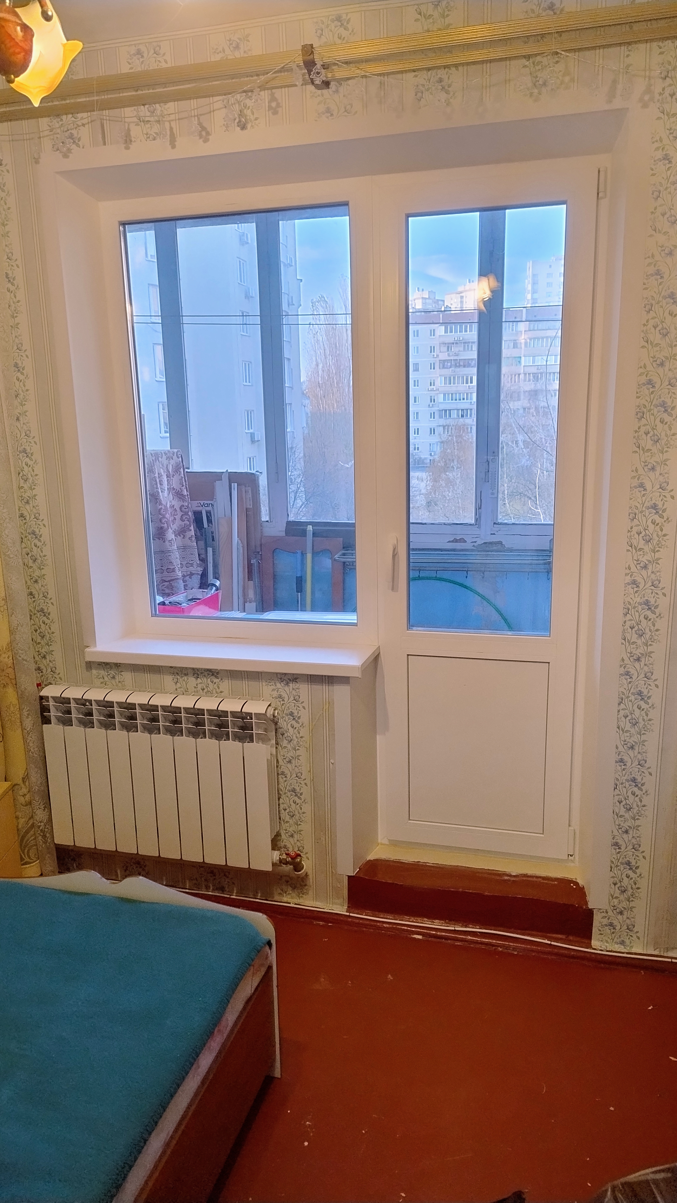 Фото балконний блок 
укоси із сендвіч панелі 