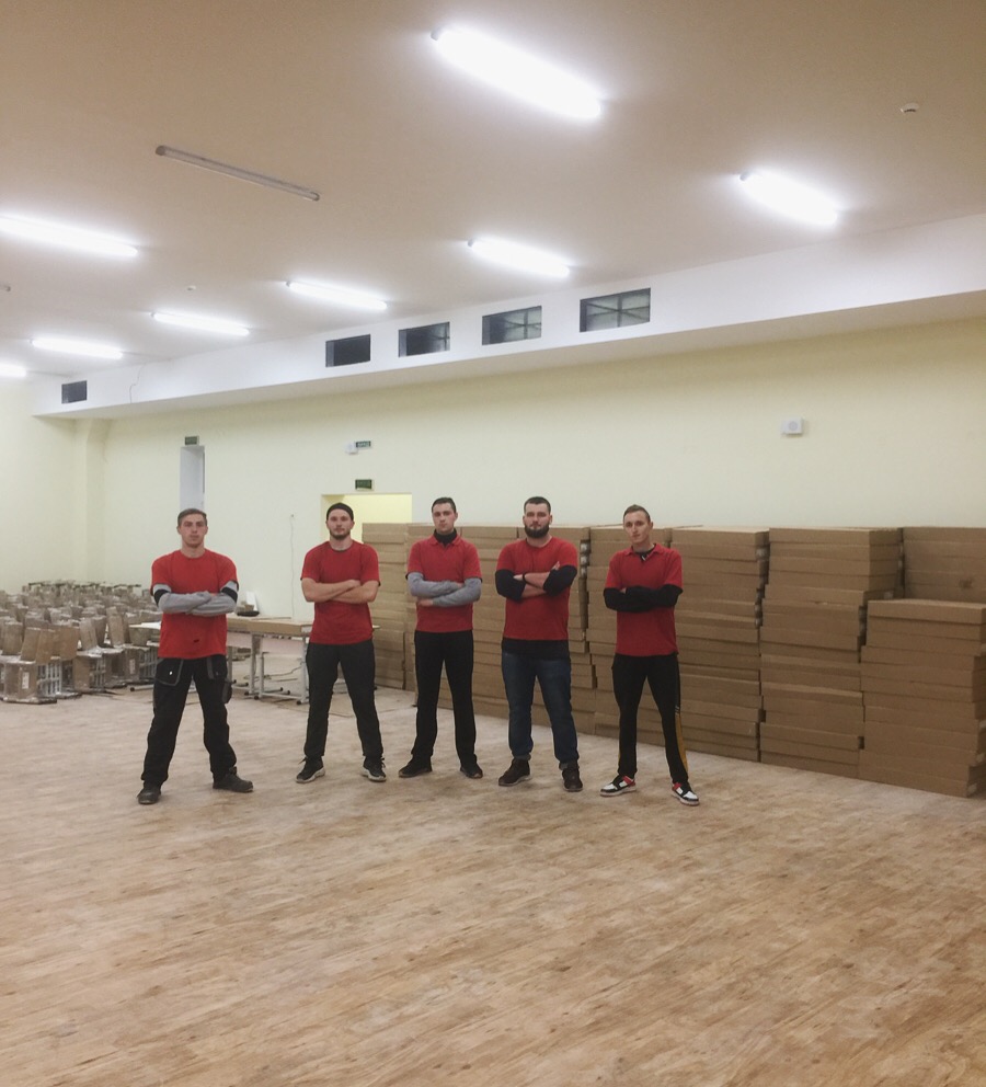 Фото Підйом на поверх 700 розібраних шкільних парт