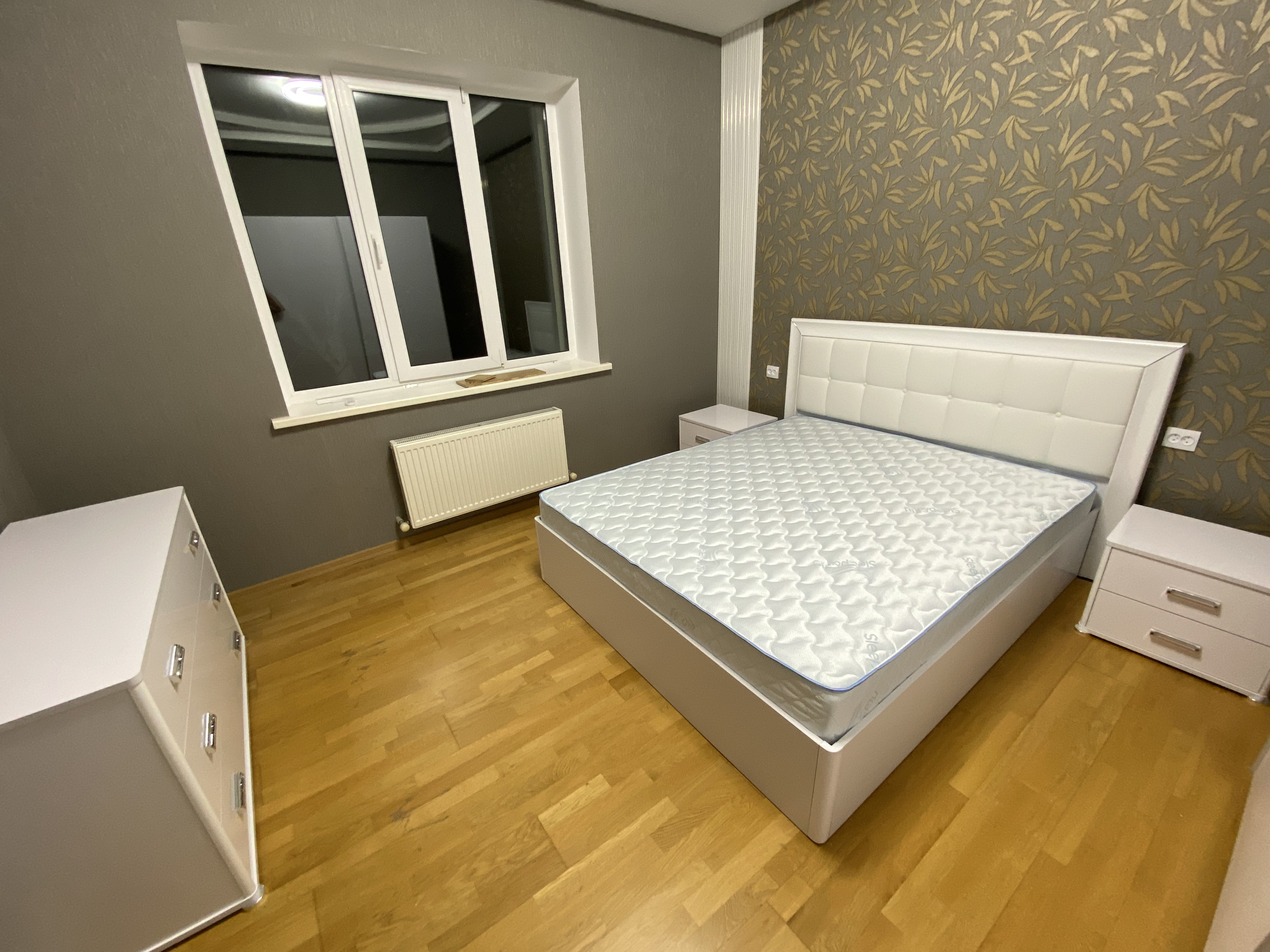 Фото спальня: кровать, две тумбы, шкаф-купе, комод. 