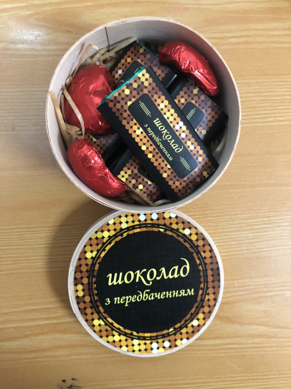 Фото Упаковка шоколада и наклейка на короб