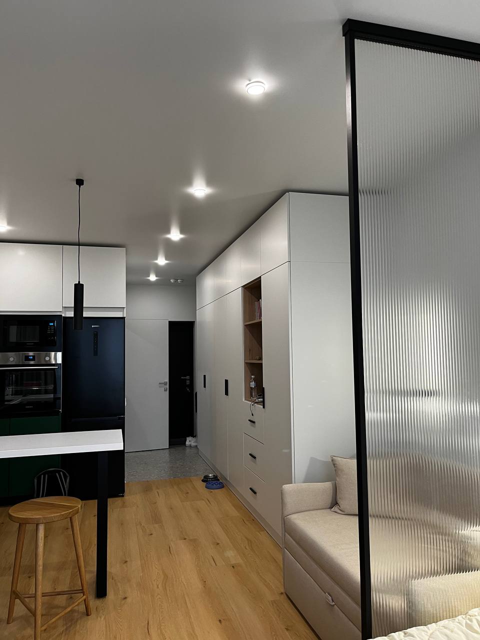 Фото Реалізувала проєкт квартири площею 27 м². Дизайн виконано під моїм авторським наглядом згідно затвердженого проєкту. Повністю контролювала ремонтні роботи, займалась підбором матеріалів, комплектацією, організацією доставок та всіма етапами втілення.