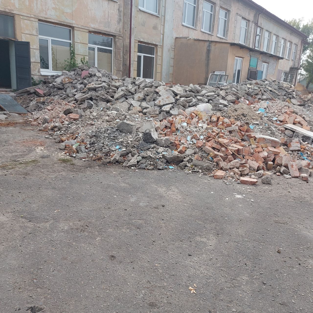 Фото Внутрішній демонтаж та переміщення будівельного сміття до місця погрузки