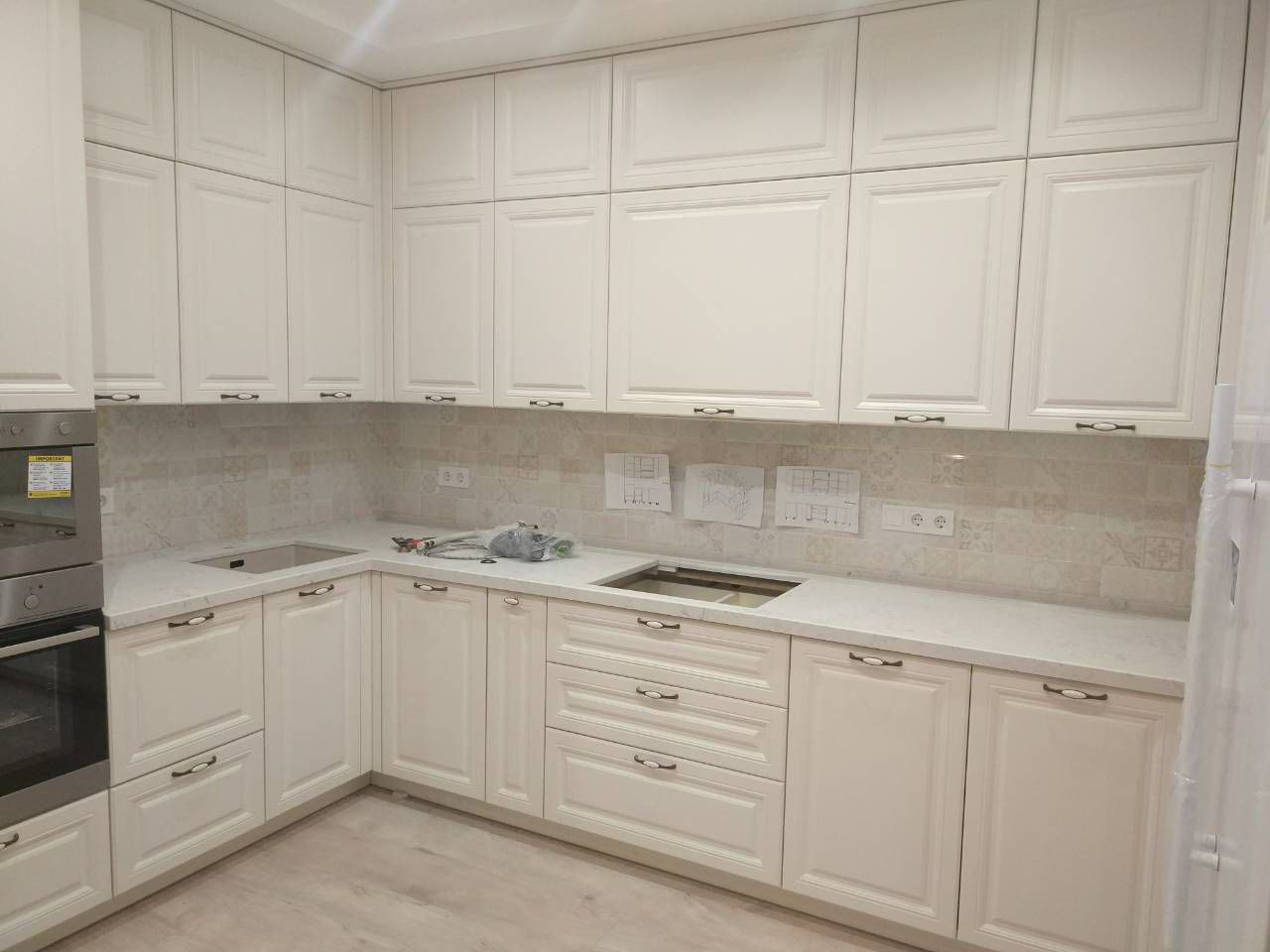 Фото Виготовлення кухні, 21 роб. день
Розмір:
3800х2400х(h)2700
Матеріал корпусу:
ДСП 18 мм Kronospan
Фасад:
МДФ фрезерована фарбована по RAL.
Стільниця: 
Камінь акриловий
Фурнітура:
Muller