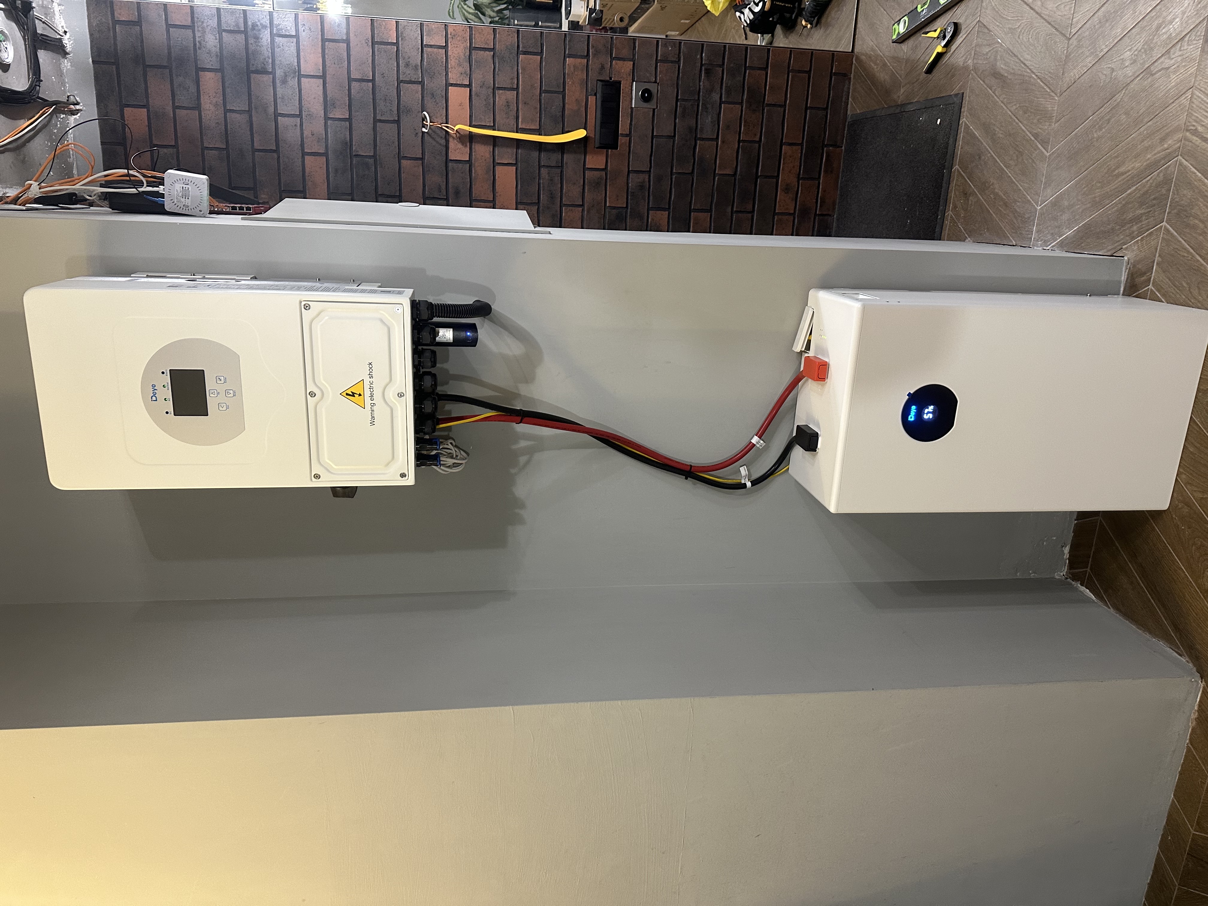Фото монтаж системи резервного живлення deye 8 kWh та АКБ 16 kWh