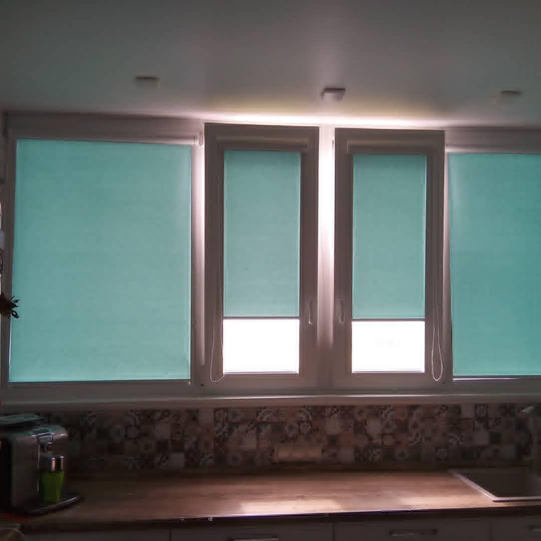 Фото Виготовлення та монтаж рулонних штор закритого типу.