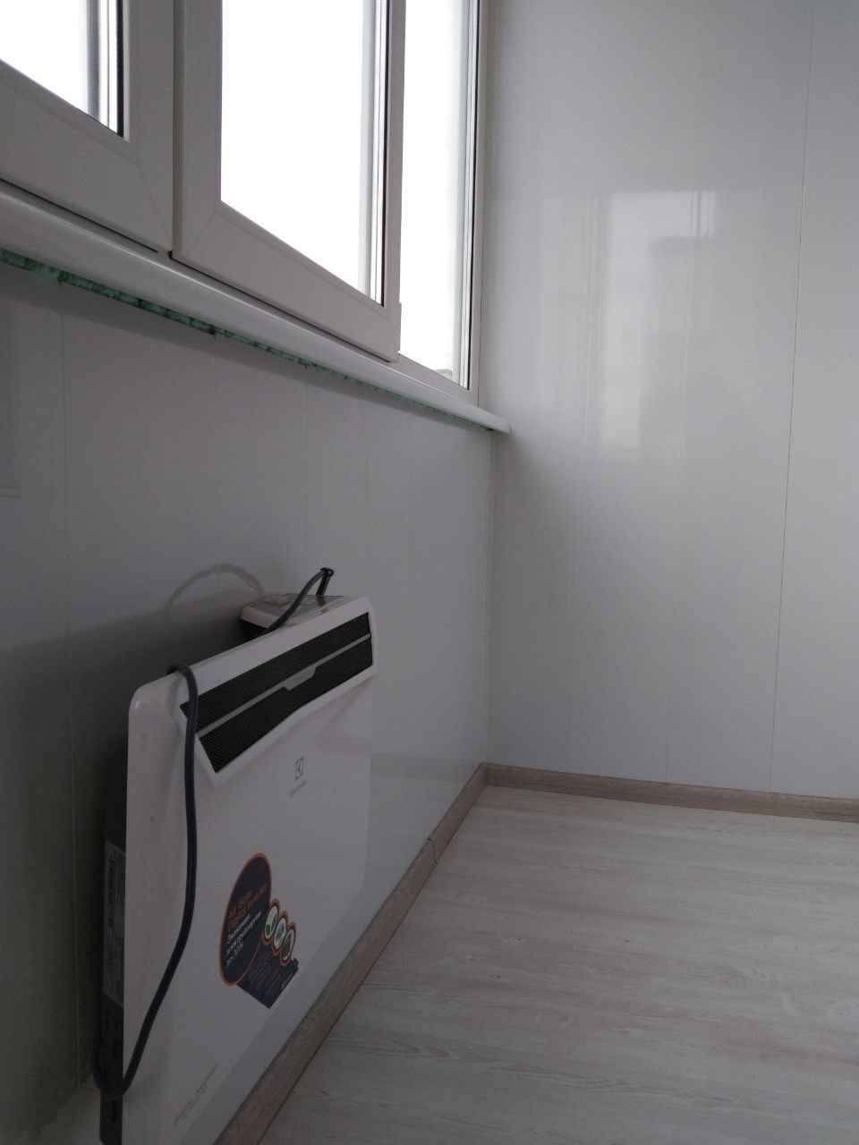 Фото Внутрішнє оздоблення балкона з утепленням.