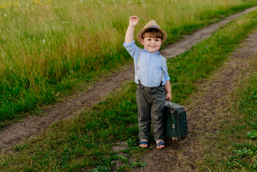 Фото Дитяча вулична фотосесія в одну годину. Заздалегідь обрали локацію за містом. Фотосесія була в вечірній час.