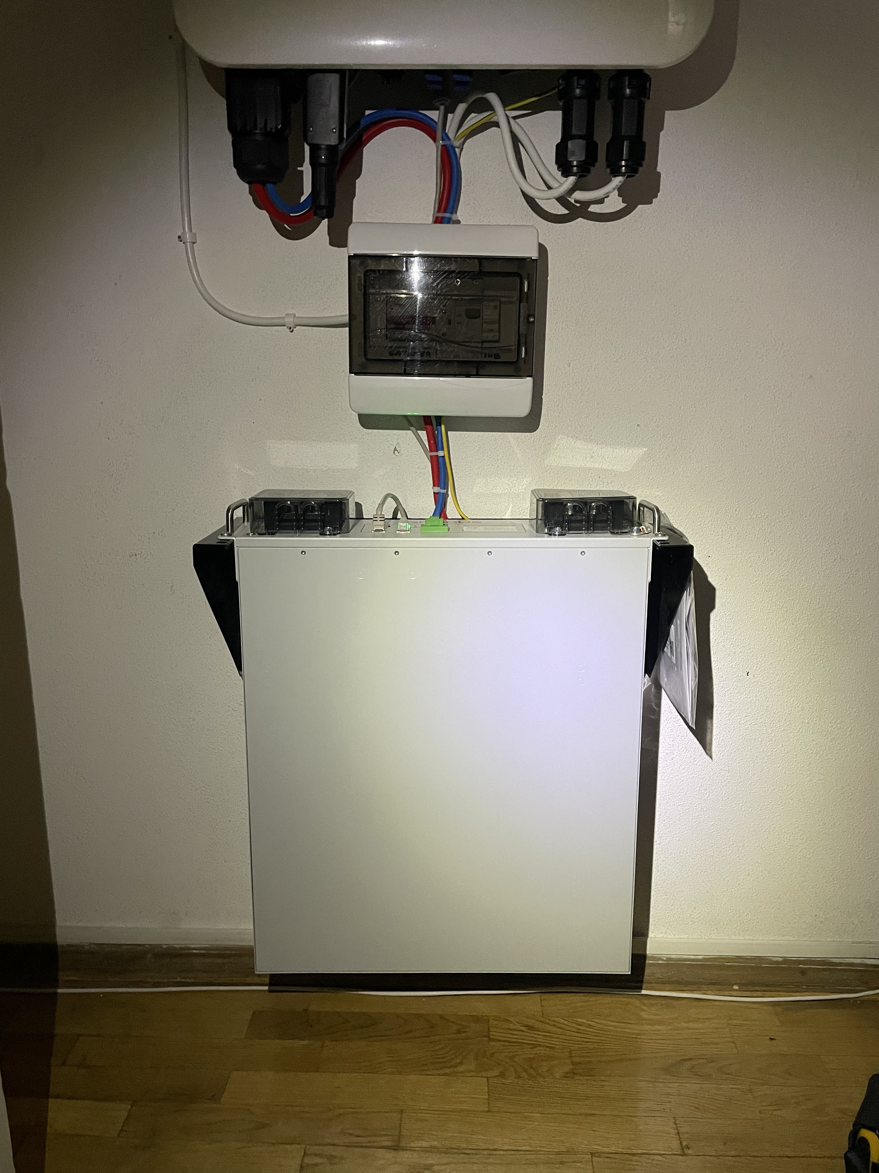 Фото Встановлення інвертора GoodWe GW6000- ES-20 + батарея GoodWe Lynx A G3 Series 5 кВт·ч