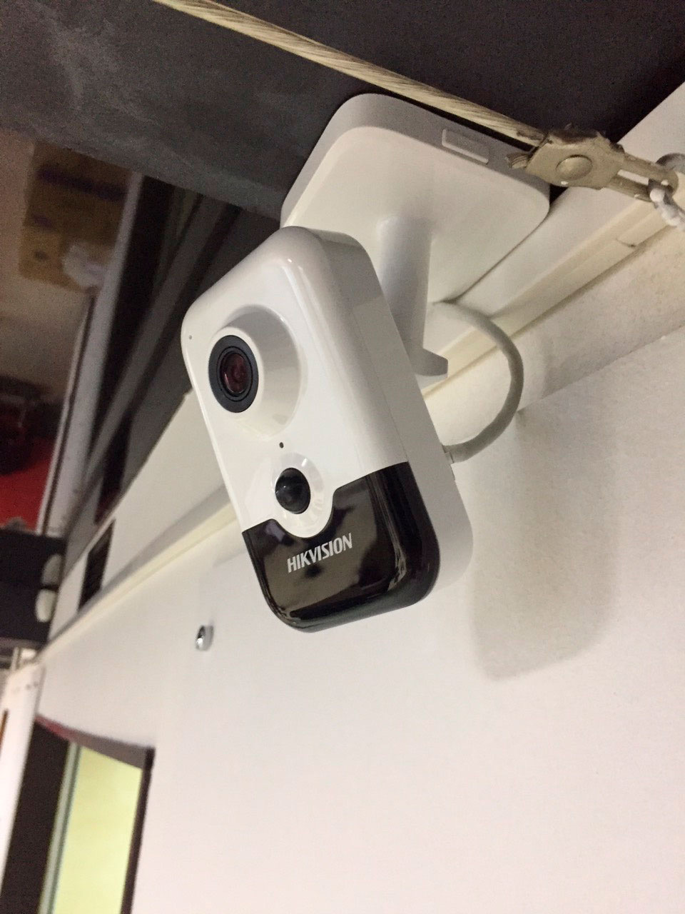 Фото Встановлення IP-камери відеоспостереження Hikvision на об’єкті. Акуратний монтаж із надійним кріпленням для забезпечення контролю та безпеки приміщення.