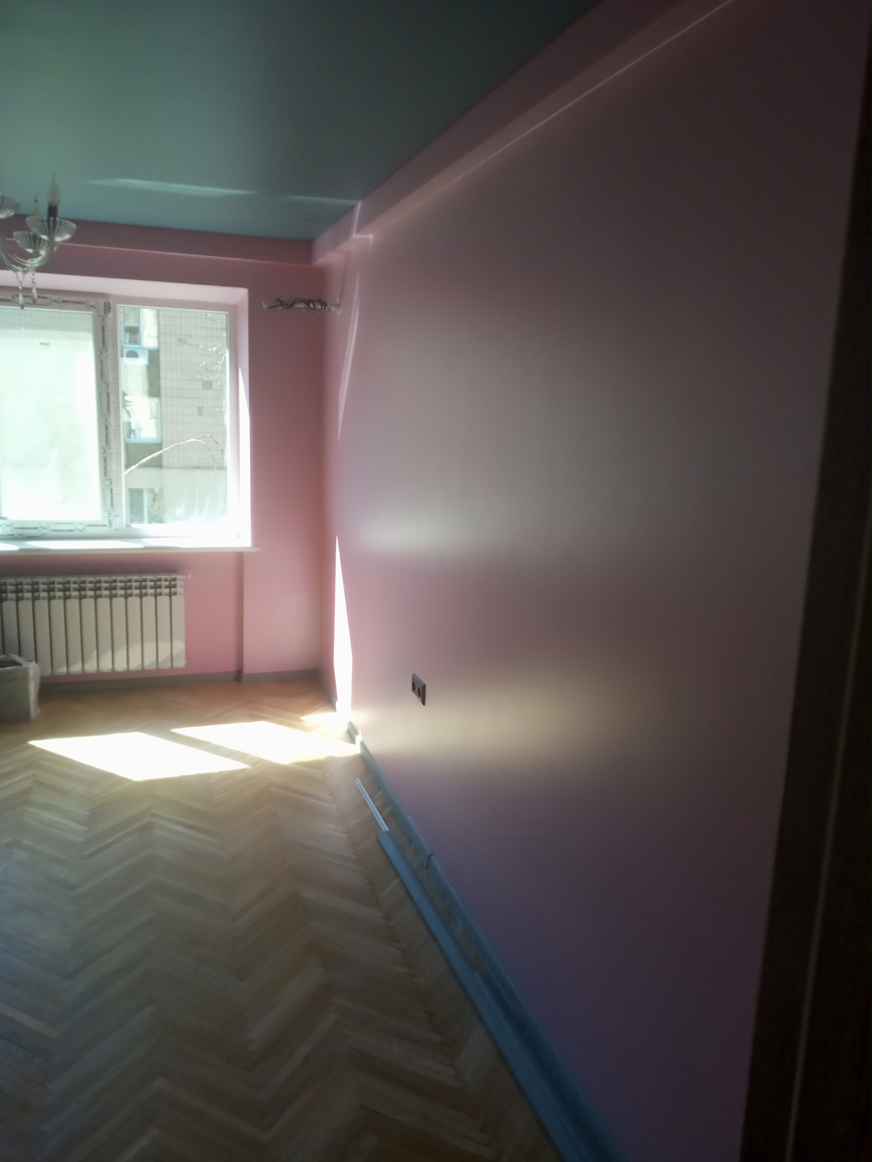 Фото фарбування стіни, лакування стіни з додаванням емалі з ефектом перламутру