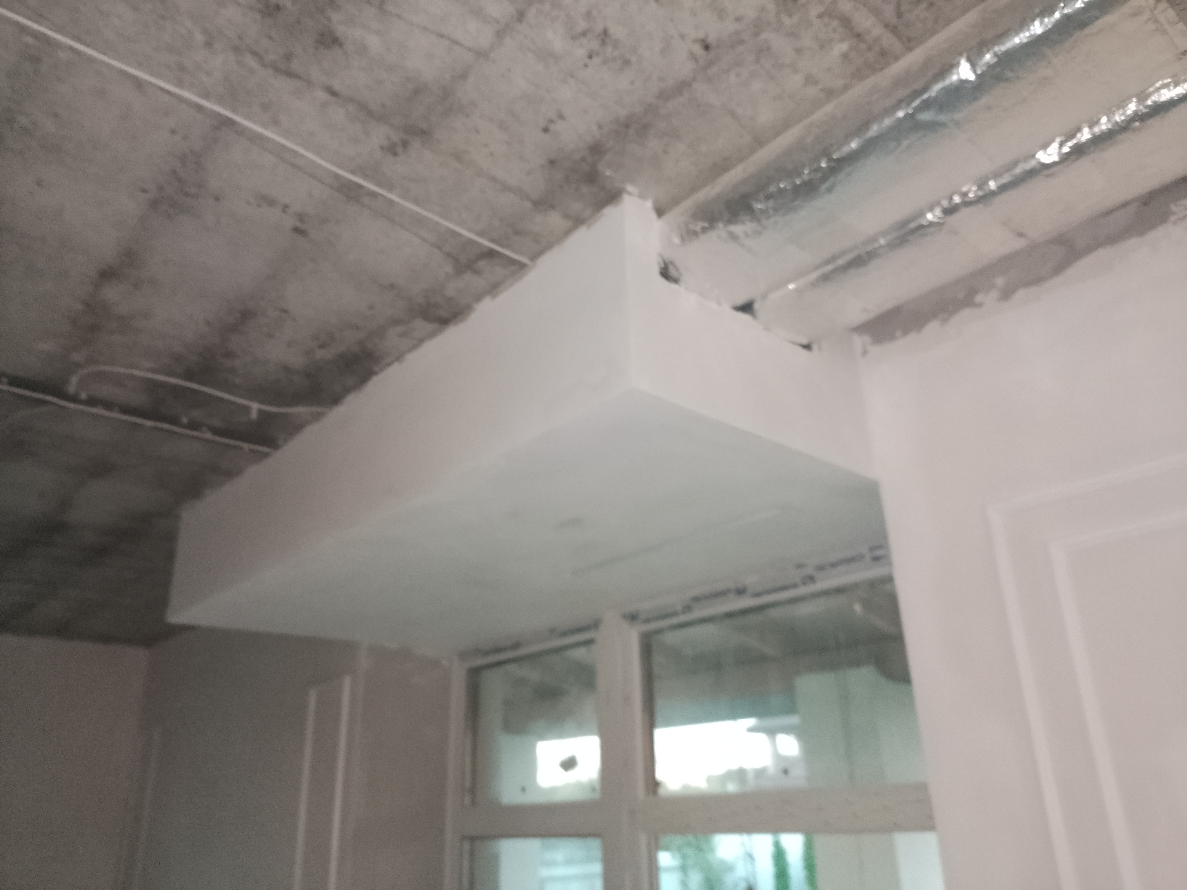 Фото короб з гіпсокартону підготовлений під фарбування 