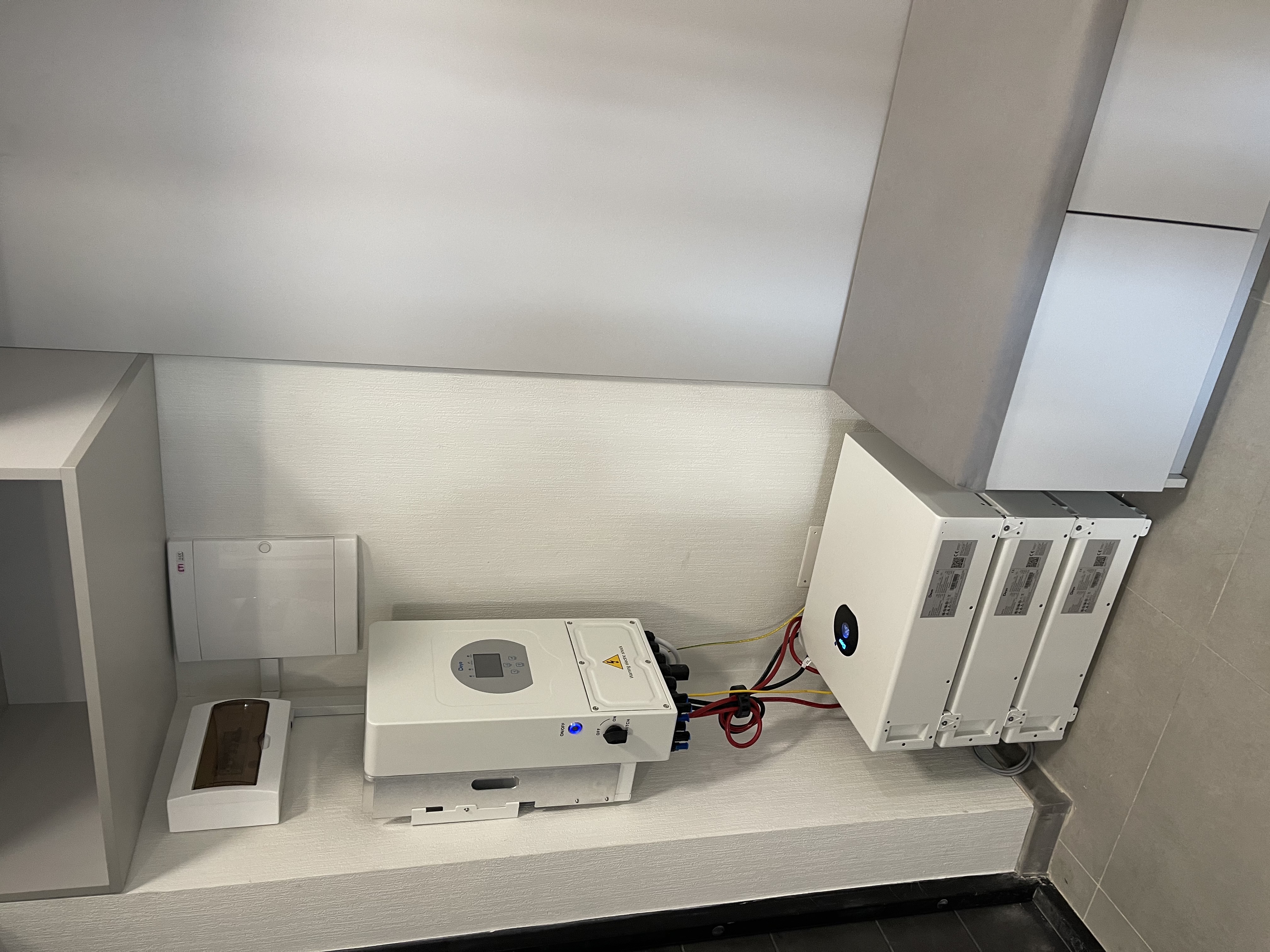 Фото deye 8kwt + 3 батареї по 5квт