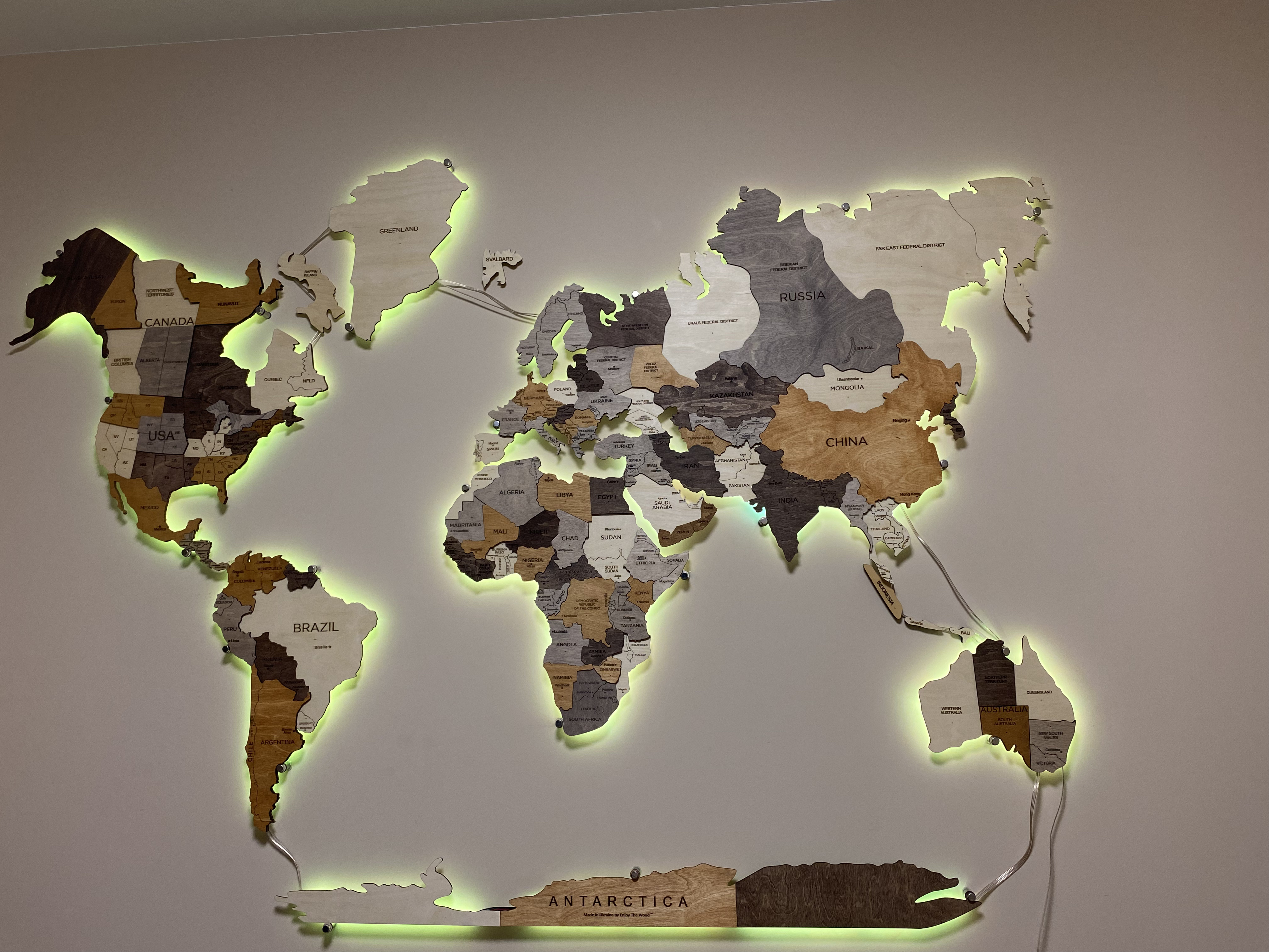 Фото деревʼяна мапа світу 