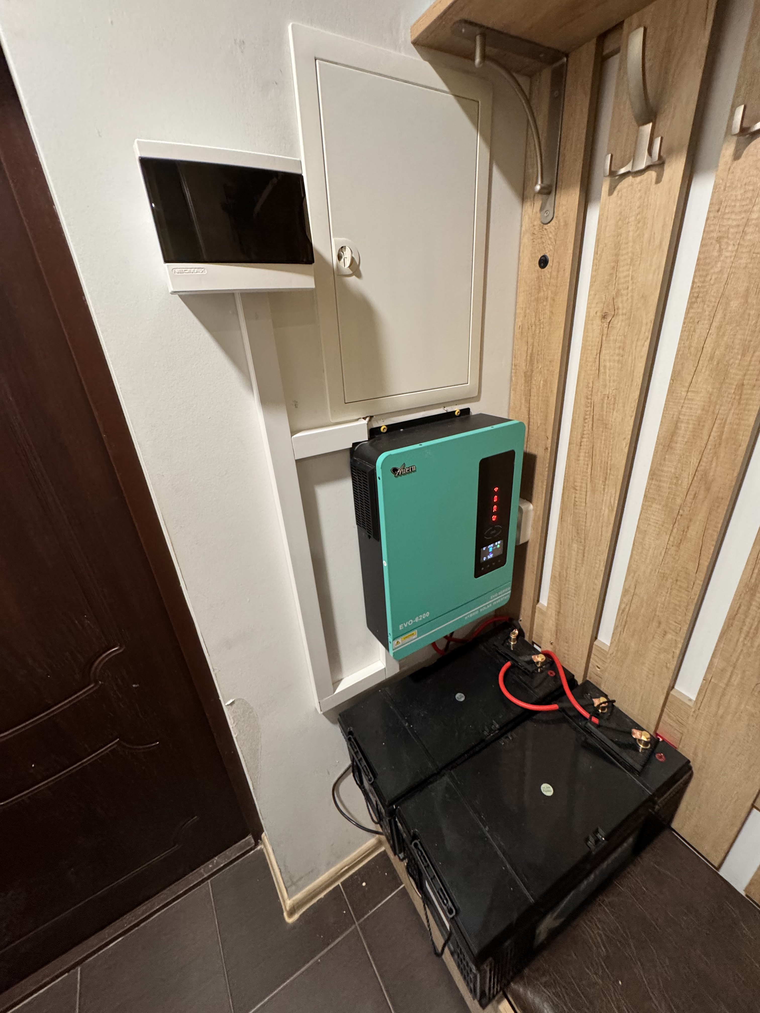 Фото встановлення під ключ інвертора з акамуляторами lifepo4