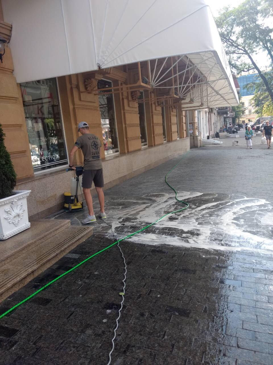 Фото замывка плитки перед магазином