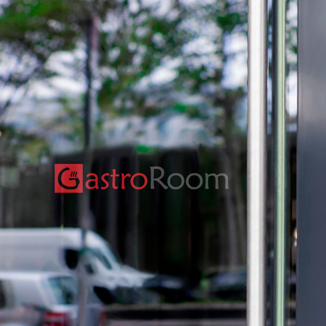 Фото З проєкту кав`ярні "Gastro room".
Вхідна група. Візуалізація нанесення логотипа кафе на скло дверей.