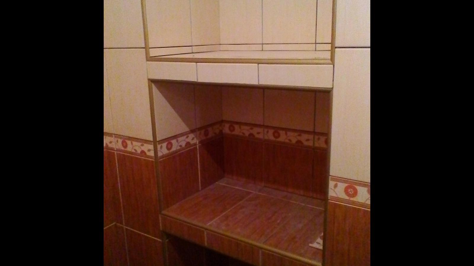Фото Душевая комната, полки из гипсокартона обложены плиткой.