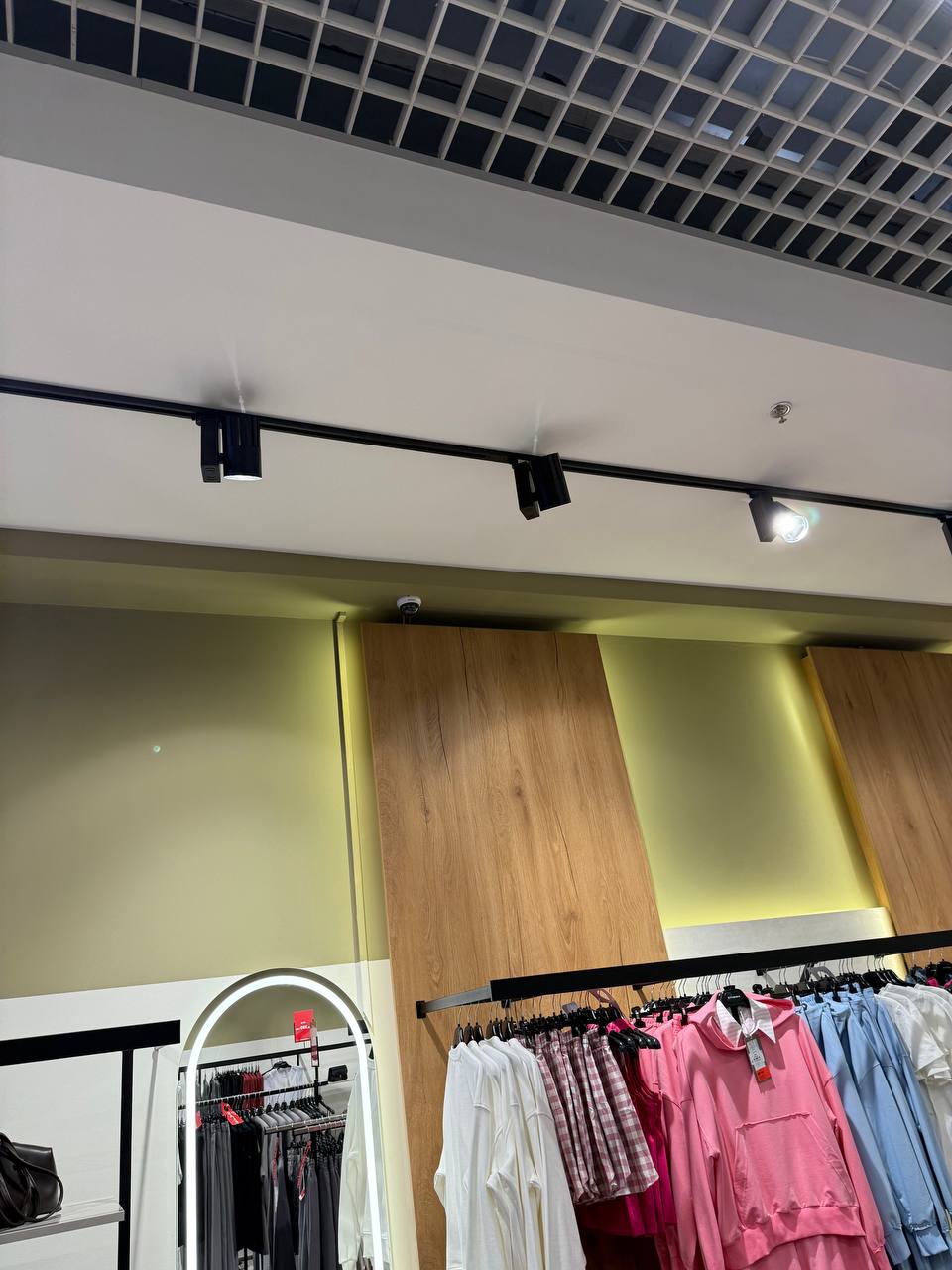 Фото В ТРЦ караван outlet в магазині одягу було встановлено аналогові камери відеоспостереження бренду Hikvision для перегляду за працівниками магазину і для відвідувачів магазину.