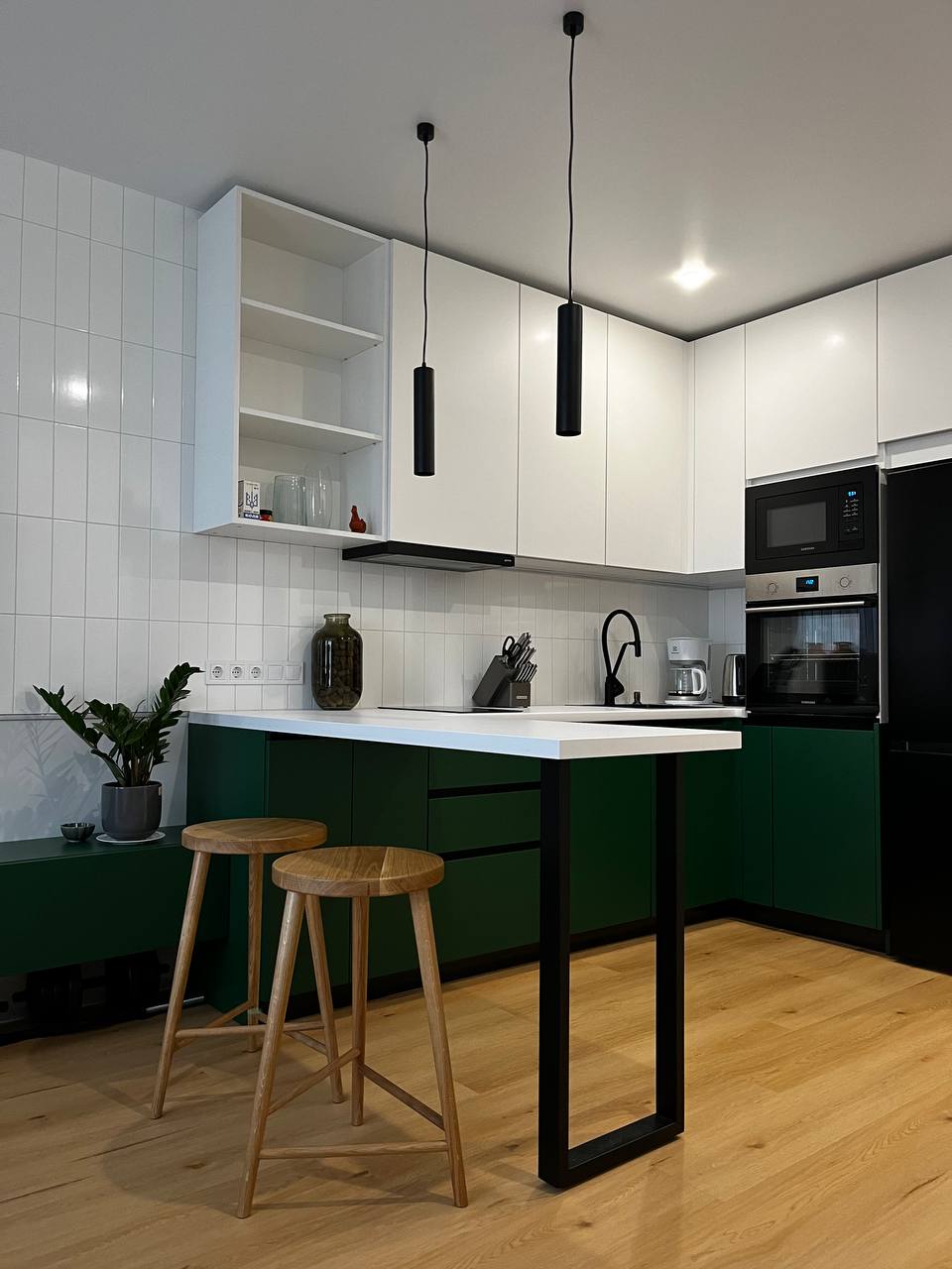 Фото Реалізувала проєкт квартири площею 27 м². Дизайн виконано під моїм авторським наглядом згідно затвердженого проєкту. Повністю контролювала ремонтні роботи, займалась підбором матеріалів, комплектацією, організацією доставок та всіма етапами втілення.