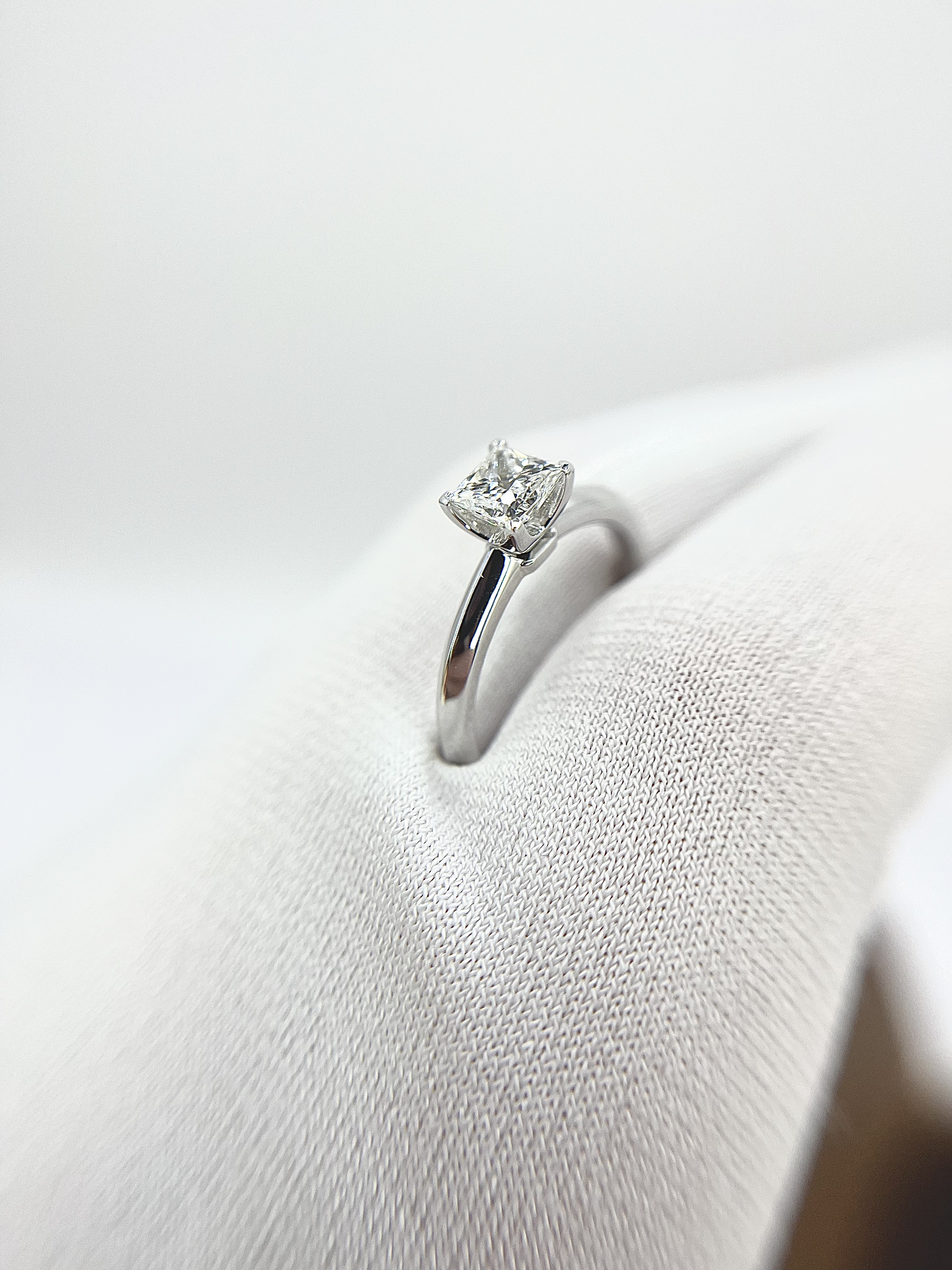 Фото Золота каблучка 585 проби, з діамантом 0.5 ct 
