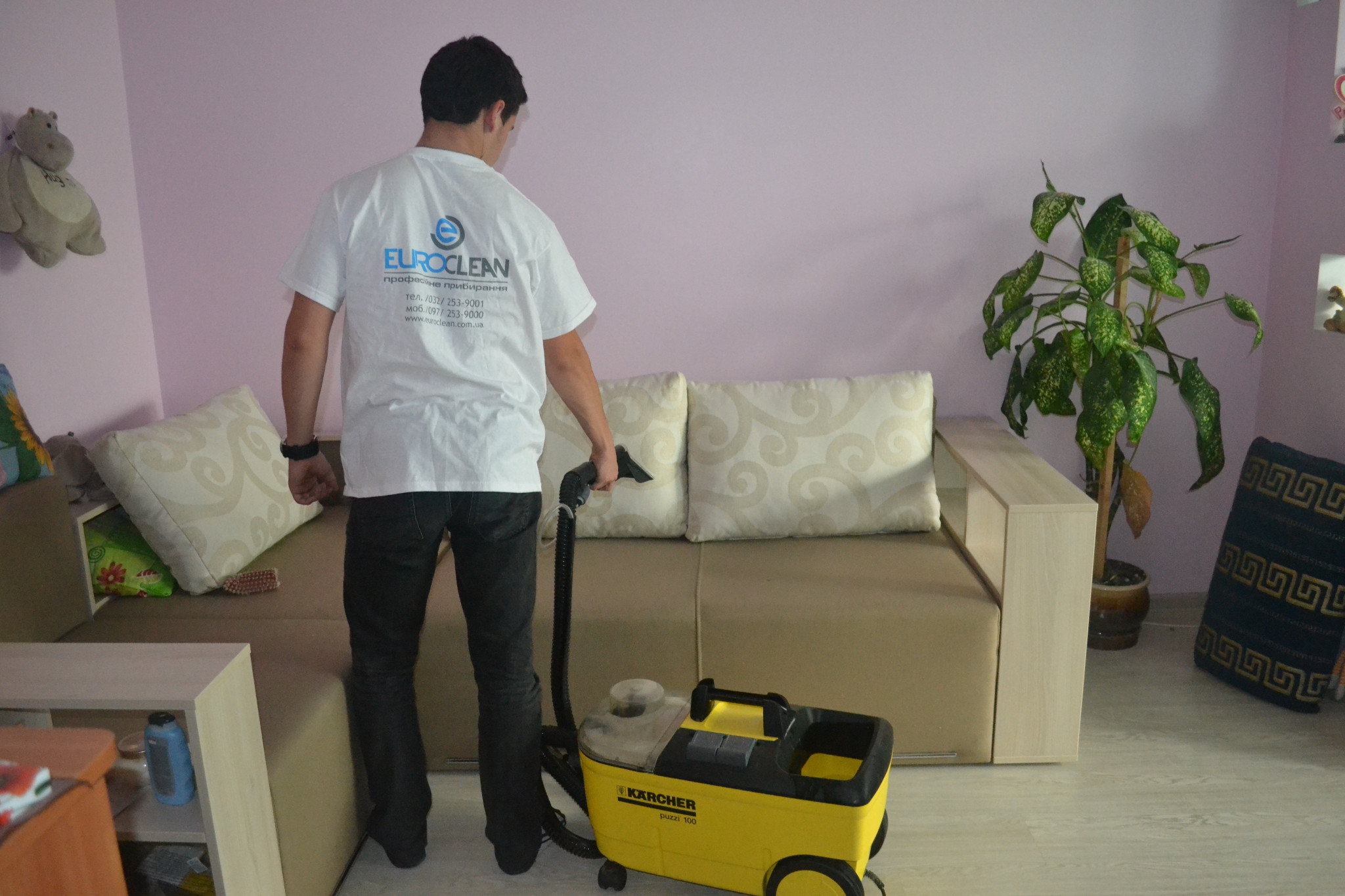 Фото Хімчистка диванів - EuroClean