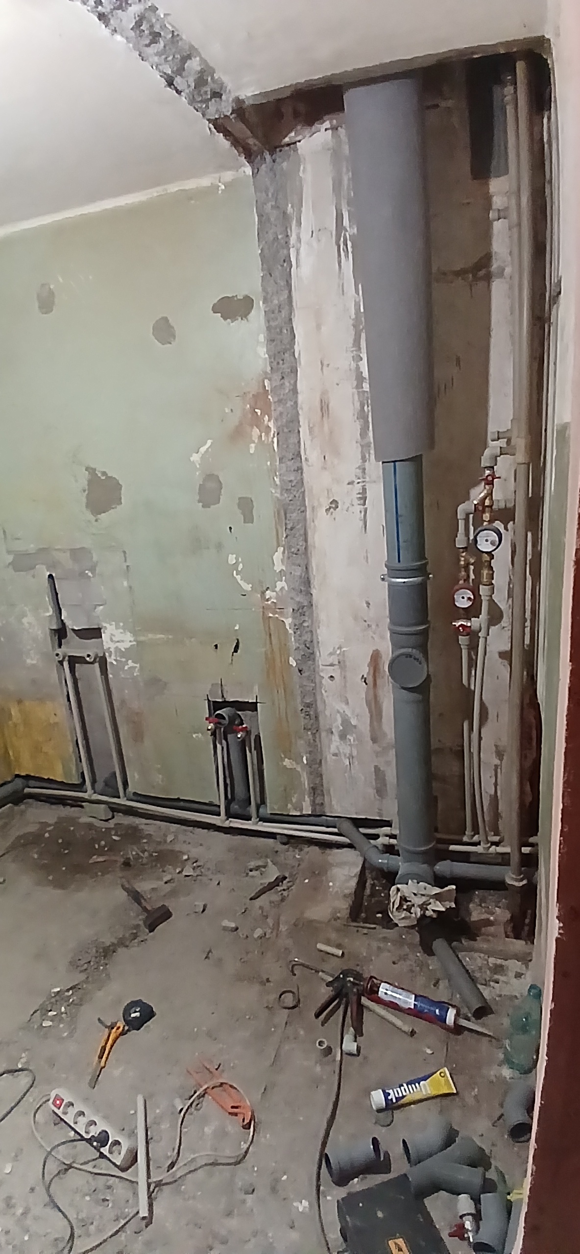 Фото Замена стояка канализации с чугуна на пластик ,разводка канализации ,кухня умывальник ,душ ,стиральная машинка. Разводка водыхолодная и горячая по туалету и кухне 